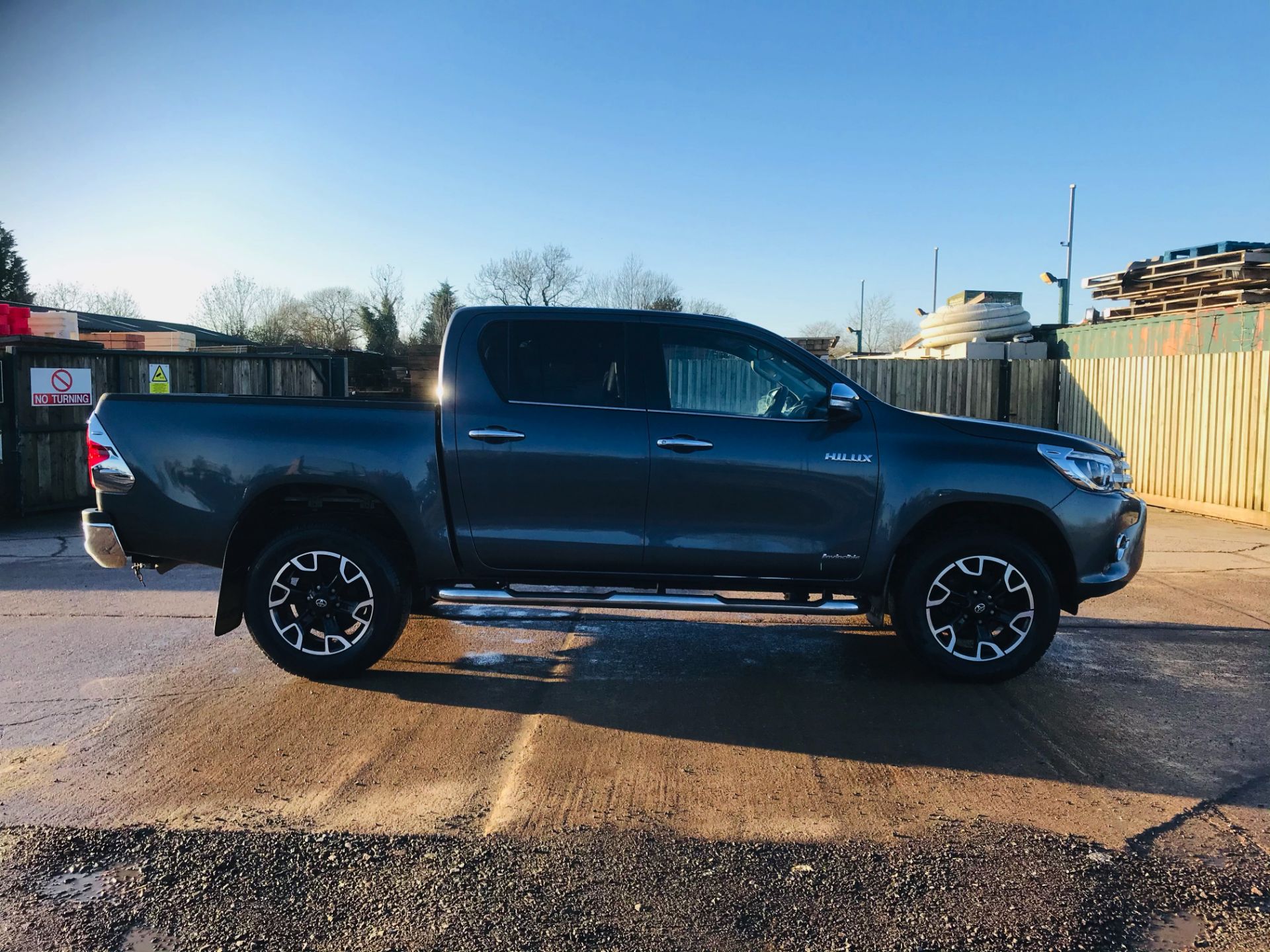 (ON SALE) TOYOTA HILUX "INVINCIBLE X" 2.4D-4D D/C 4X4 (2018 MODEL) HUGE SPEC -LEATHER - SAT NAV - Image 8 of 22