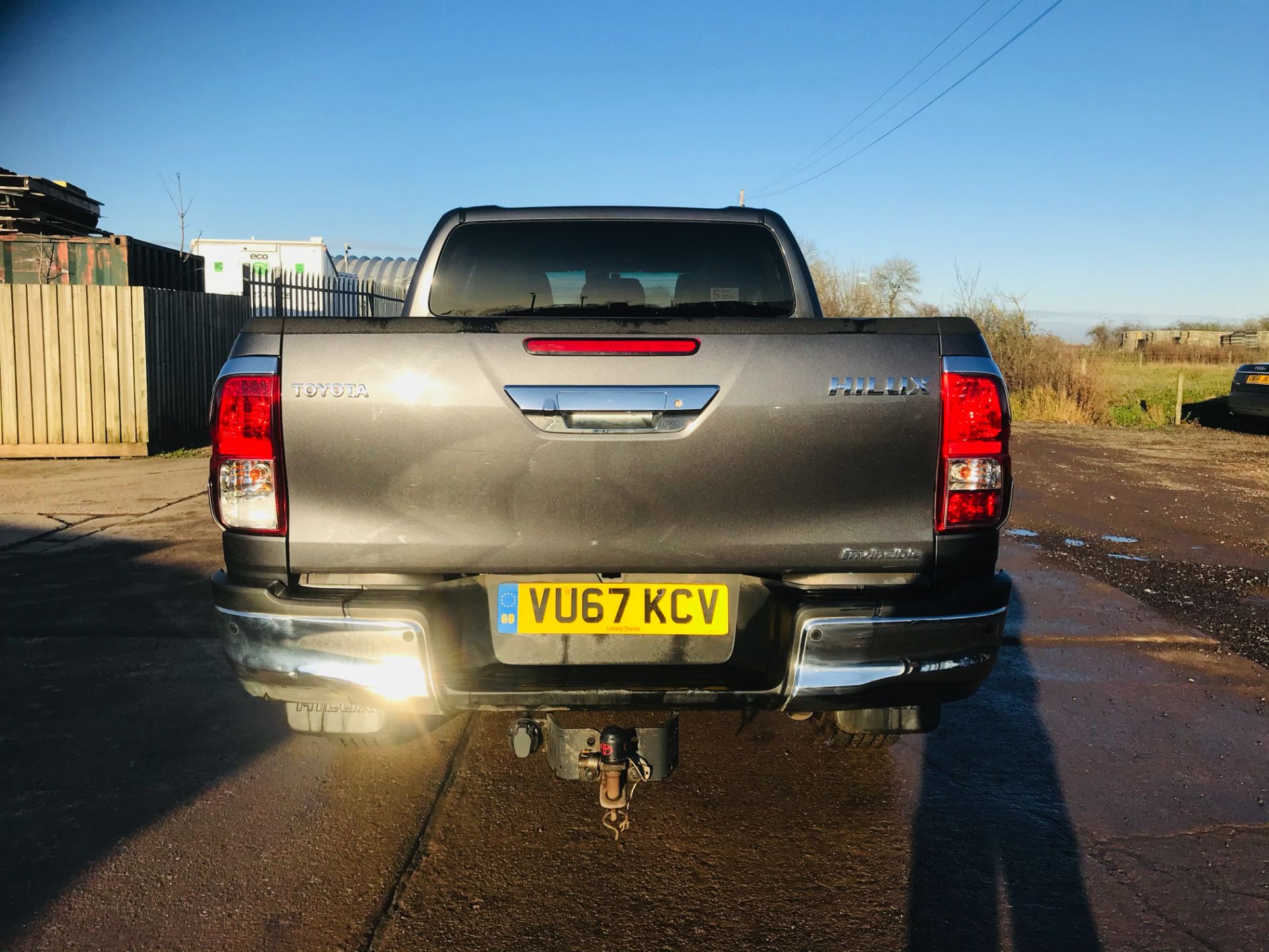 (ON SALE) TOYOTA HILUX "INVINCIBLE X" 2.4D-4D D/C 4X4 (2018 MODEL) HUGE SPEC -LEATHER - SAT NAV - Image 10 of 22