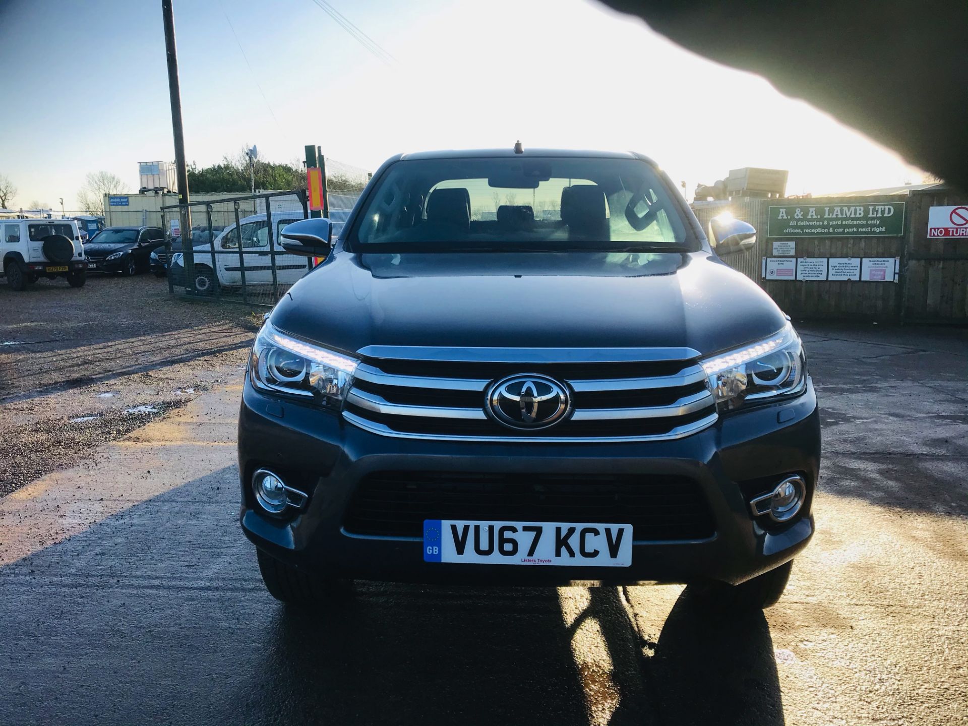 (ON SALE) TOYOTA HILUX "INVINCIBLE X" 2.4D-4D D/C 4X4 (2018 MODEL) HUGE SPEC -LEATHER - SAT NAV - Image 4 of 22