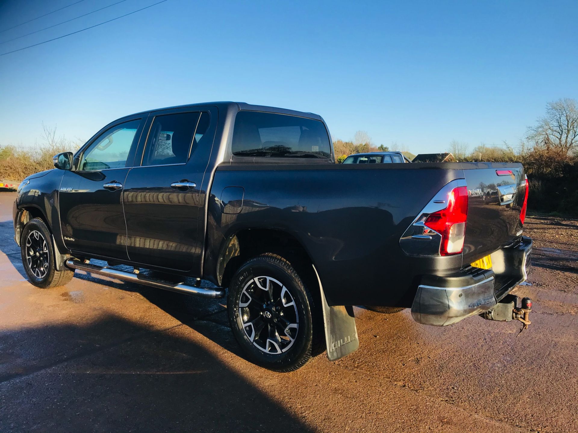 (ON SALE) TOYOTA HILUX "INVINCIBLE X" 2.4D-4D D/C 4X4 (2018 MODEL) HUGE SPEC -LEATHER - SAT NAV - Image 11 of 22