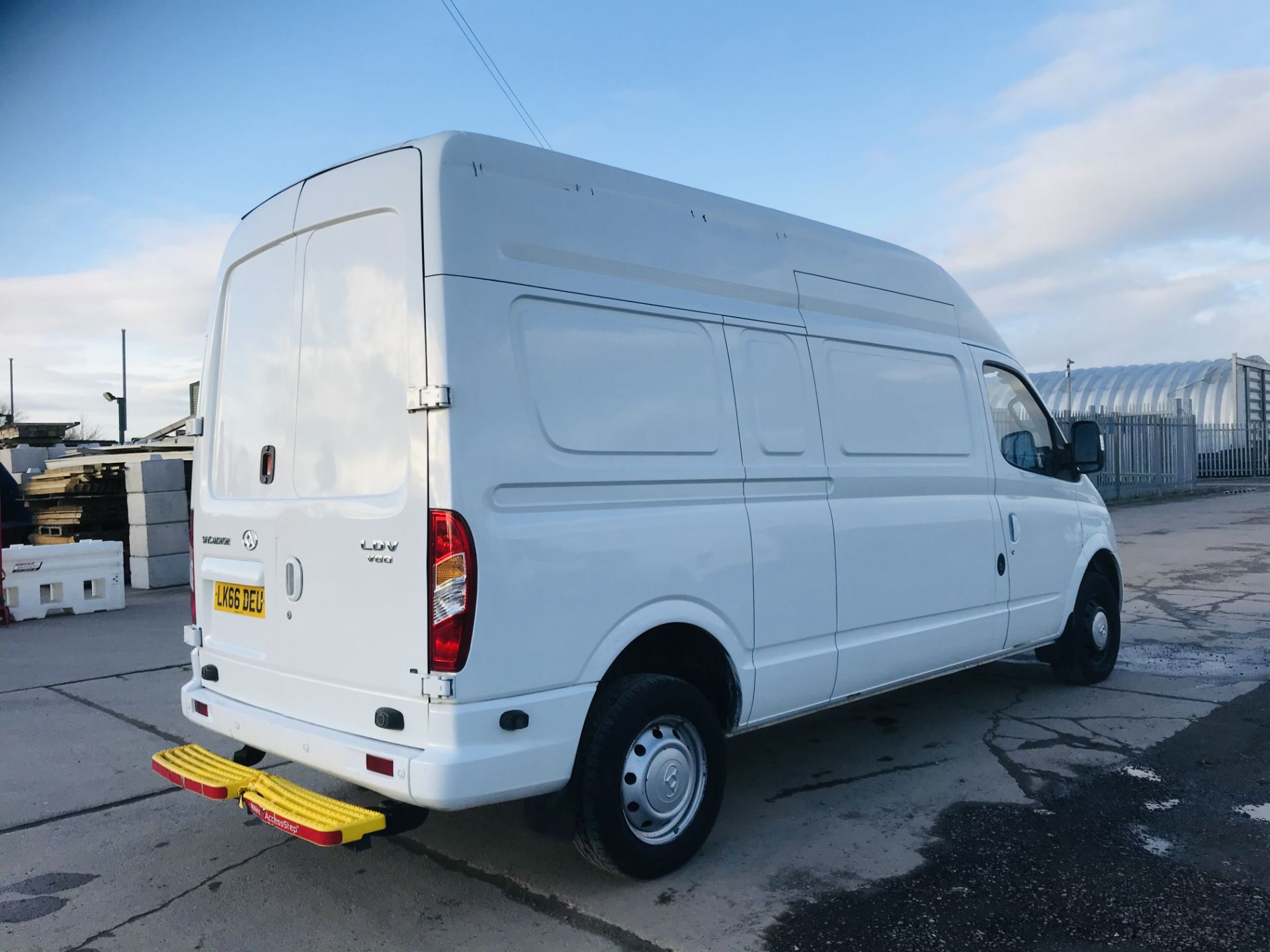 ON SALE LDV V80 LWB 2.5TD (135) L2H3 (NEW SHAPE) 2017 REG - EURO 6 - LOW MILES - 1 KEEPER - - Image 10 of 17