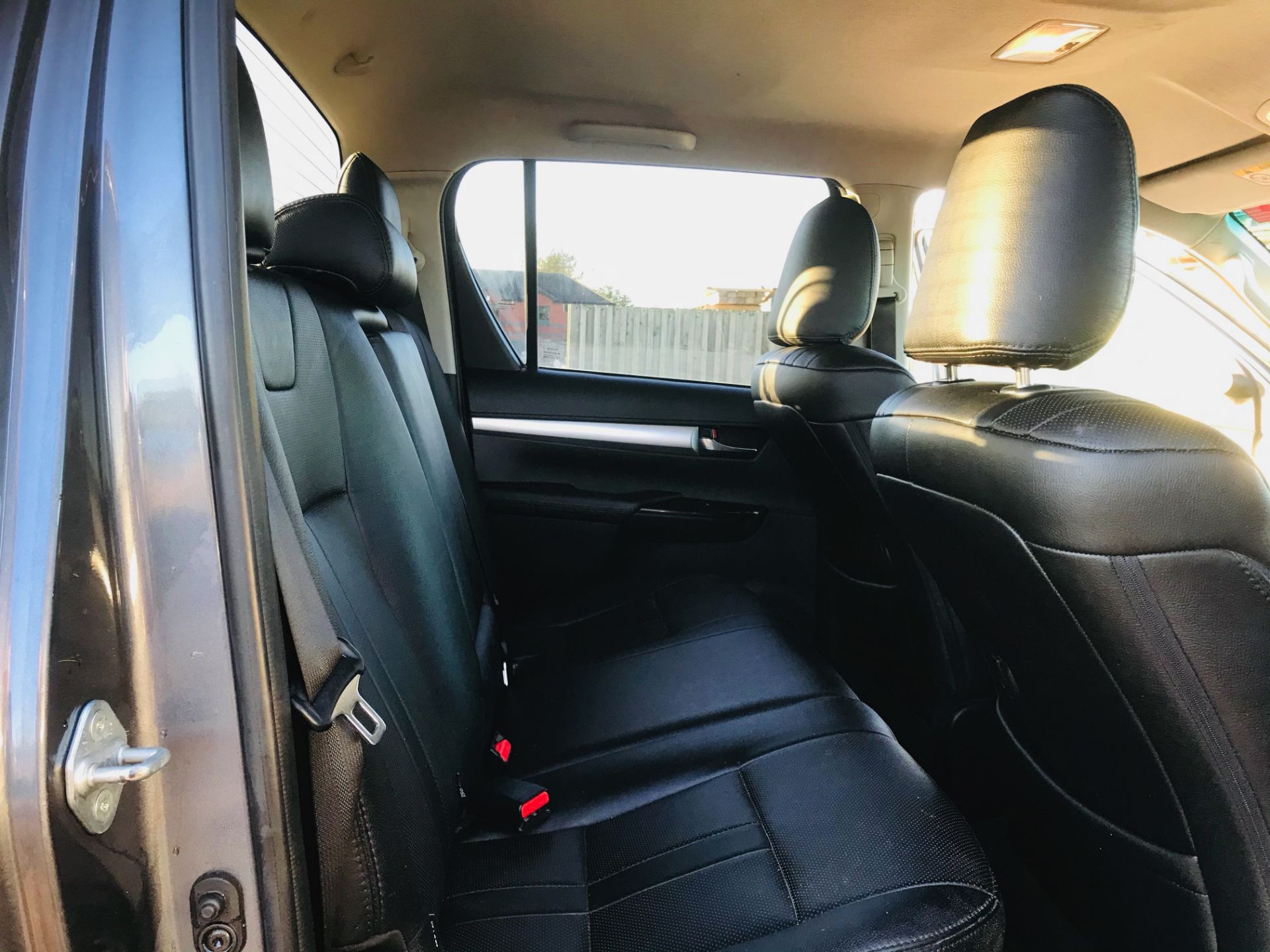 (ON SALE) TOYOTA HILUX "INVINCIBLE X" 2.4D-4D D/C 4X4 (2018 MODEL) HUGE SPEC -LEATHER - SAT NAV - Image 20 of 22