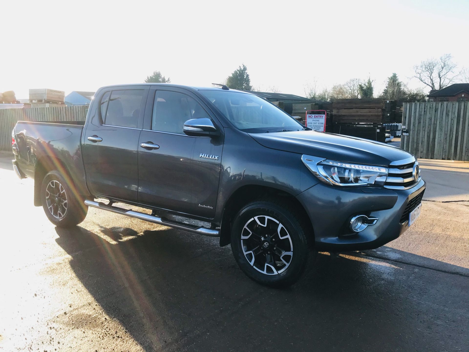 (ON SALE) TOYOTA HILUX "INVINCIBLE X" 2.4D-4D D/C 4X4 (2018 MODEL) HUGE SPEC -LEATHER - SAT NAV - Image 6 of 22