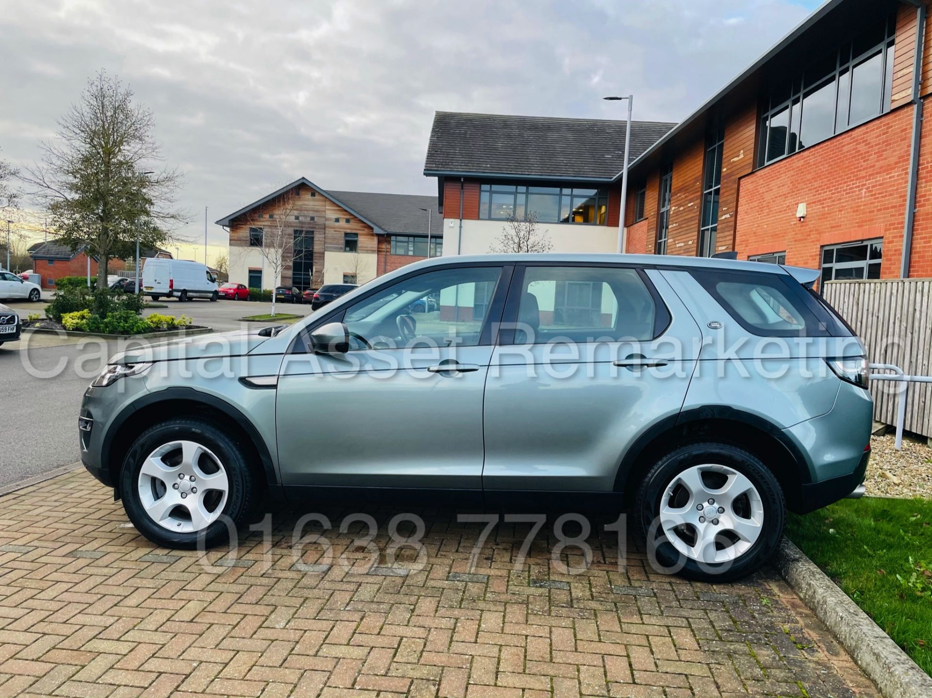 (On Sale) LAND ROVER DISCOVERY SPORT *SE TECH* SUV (2017) '2.0 TD4 - STOP/START' (1 OWNER FROM NEW) - Image 8 of 50