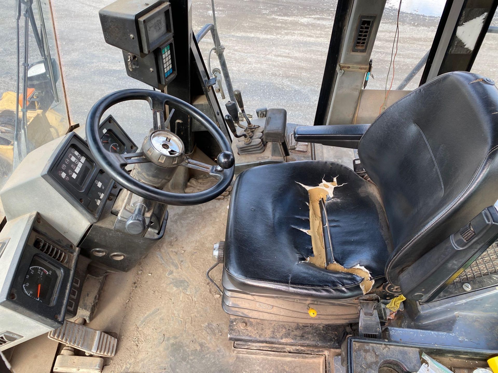 1998 CAT 950G Wheel Loader, Enclosed Cab, Air Conditioner, On-Board Scale, Auxiliary Hydraulics, Hyd - Image 18 of 22