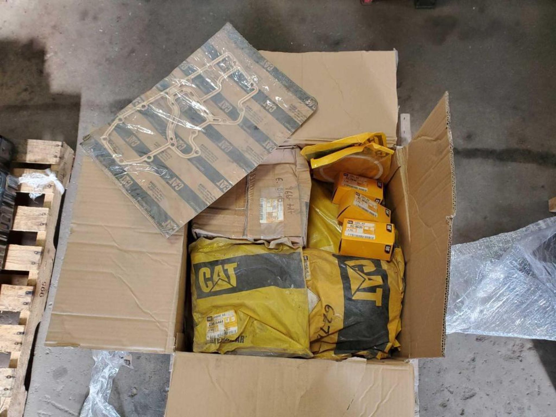 Lot of assorted CAT parts, contents of 2 skids - Image 2 of 6