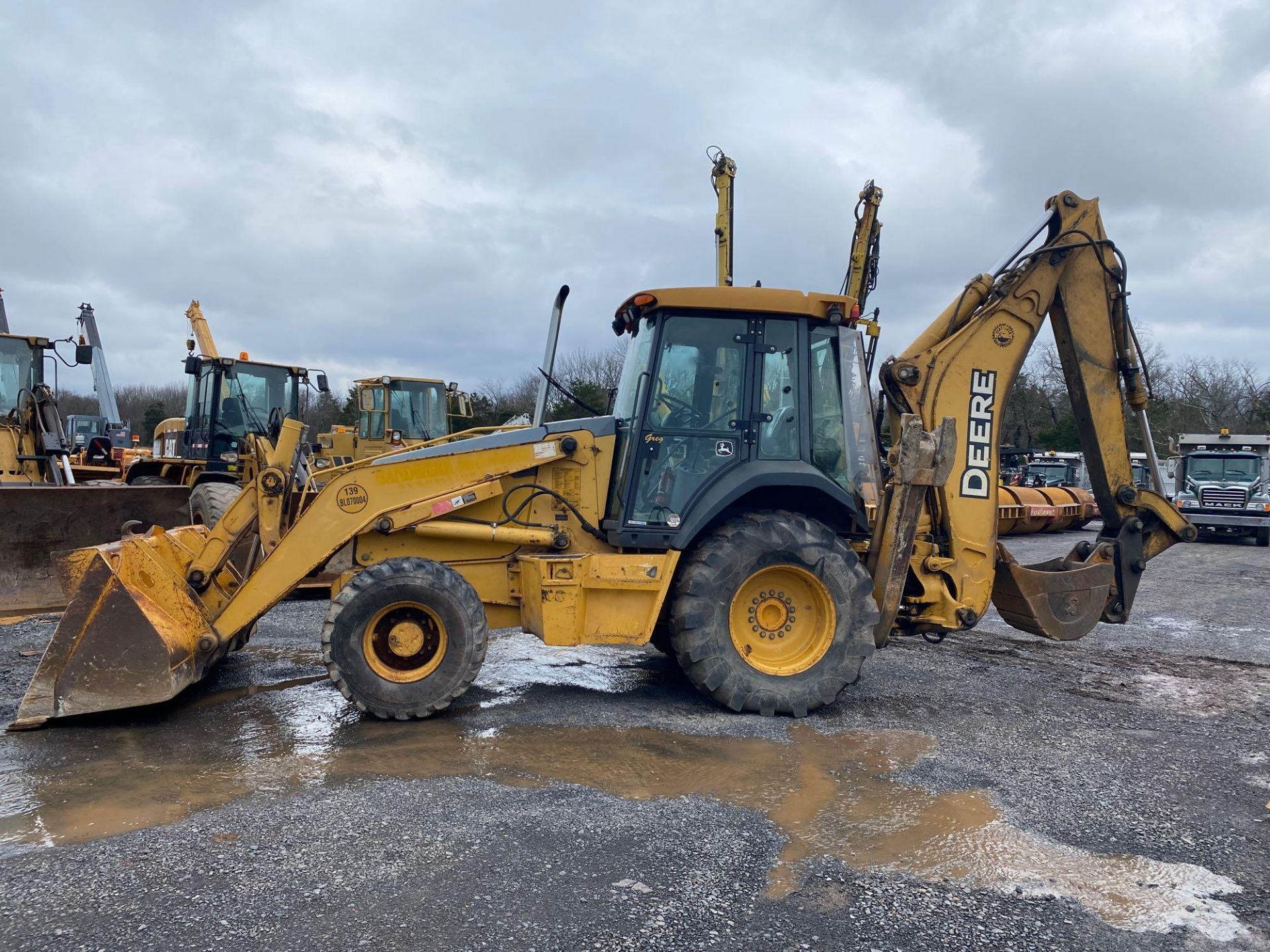 2006 John Deere 710G 4 X 4 Loader Backhoe, Enclosed Cab, Powershift Transmission, Auxillary Hydrauli - Image 2 of 12