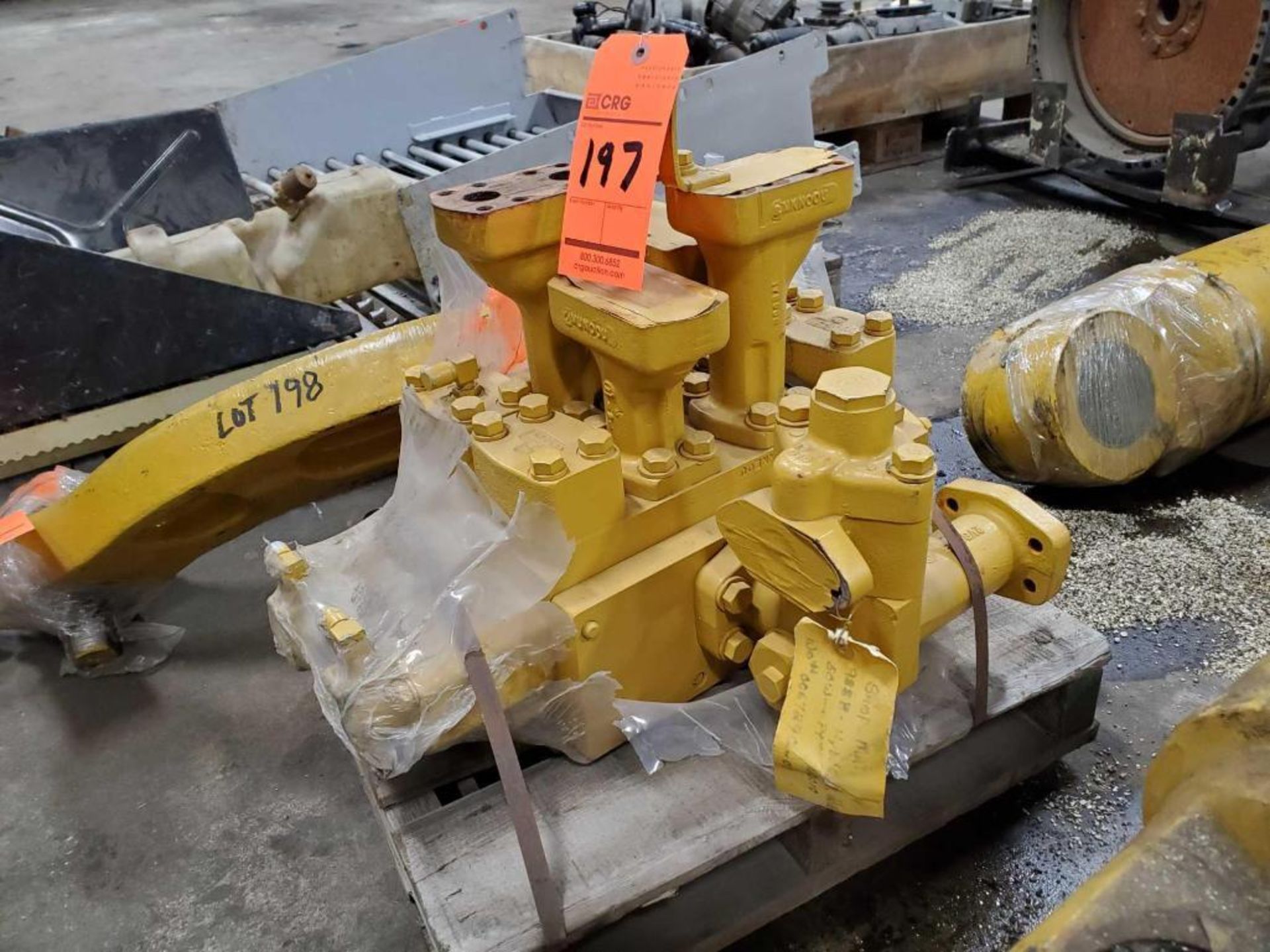 Lot consists of a CAT 988 hydraulic valve - Image 2 of 3