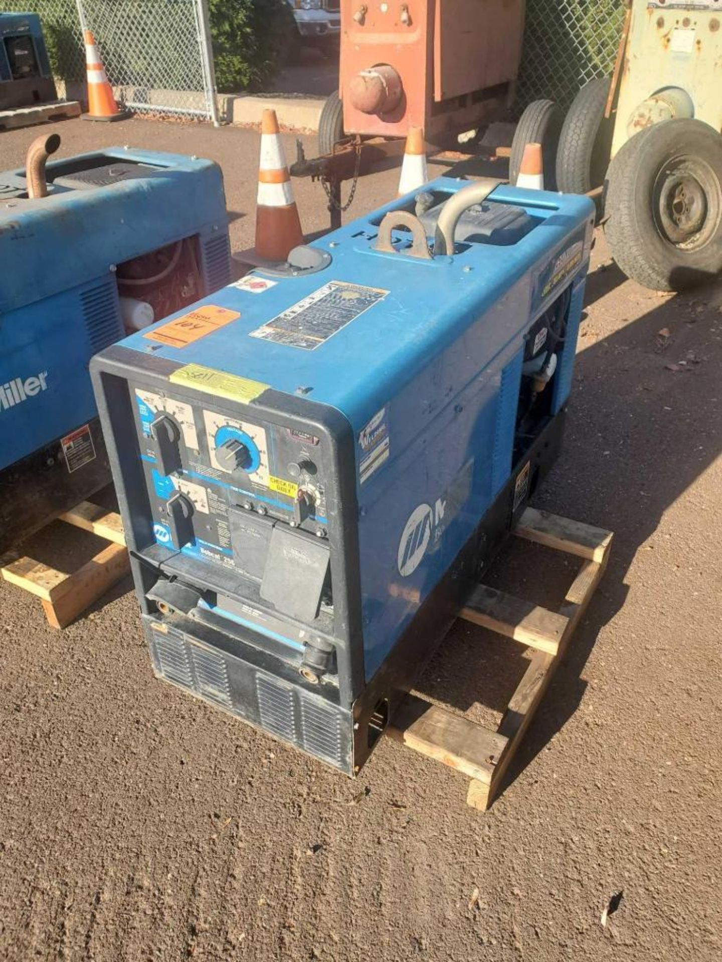 Miller Bobcat 250 CC/CV, AC/DC welder and 10000 watt generator, 80 max OCV, 2535 hrs - Image 2 of 5