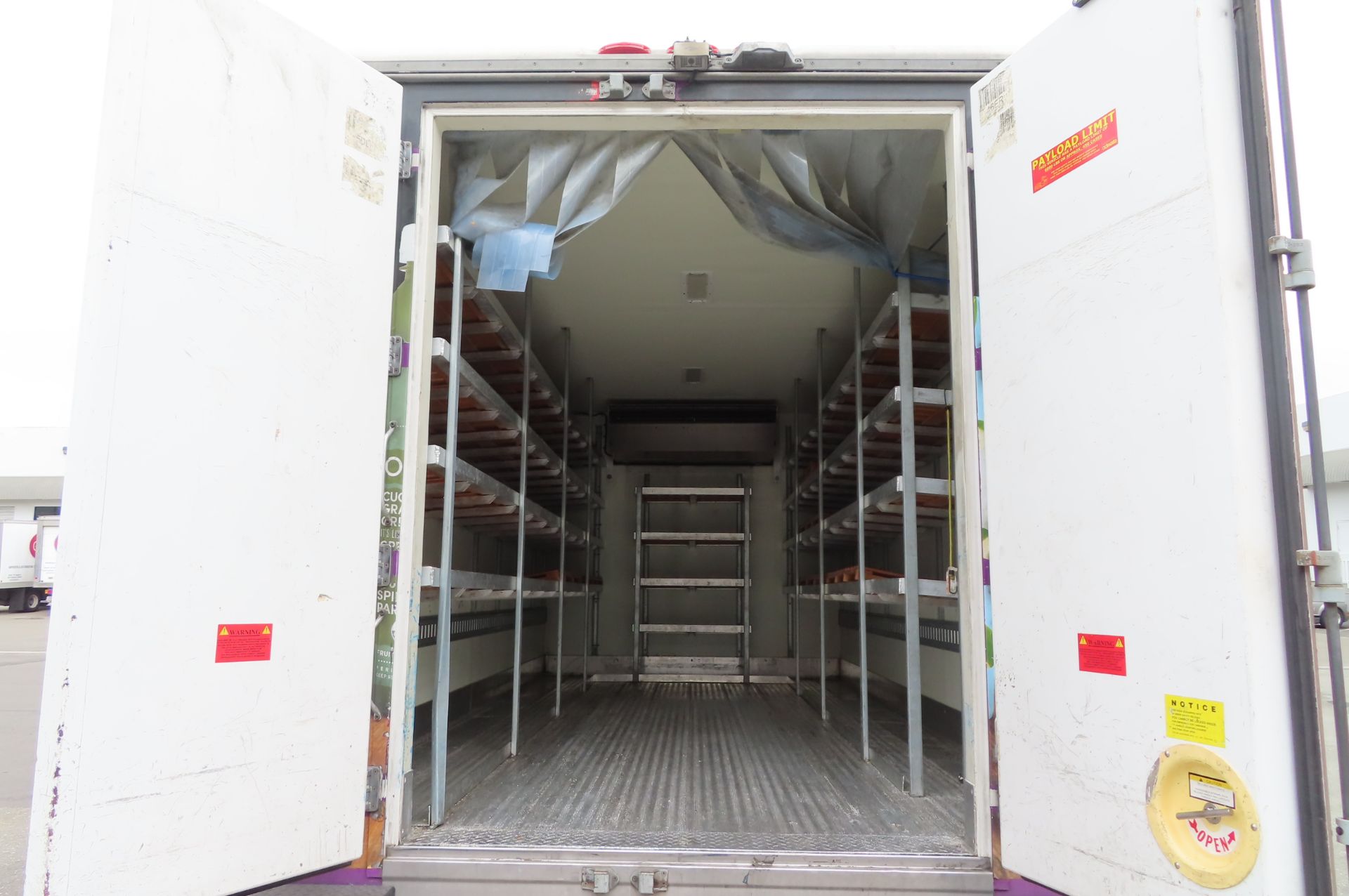 2013 Isuzu refrigerated truck - Image 5 of 9
