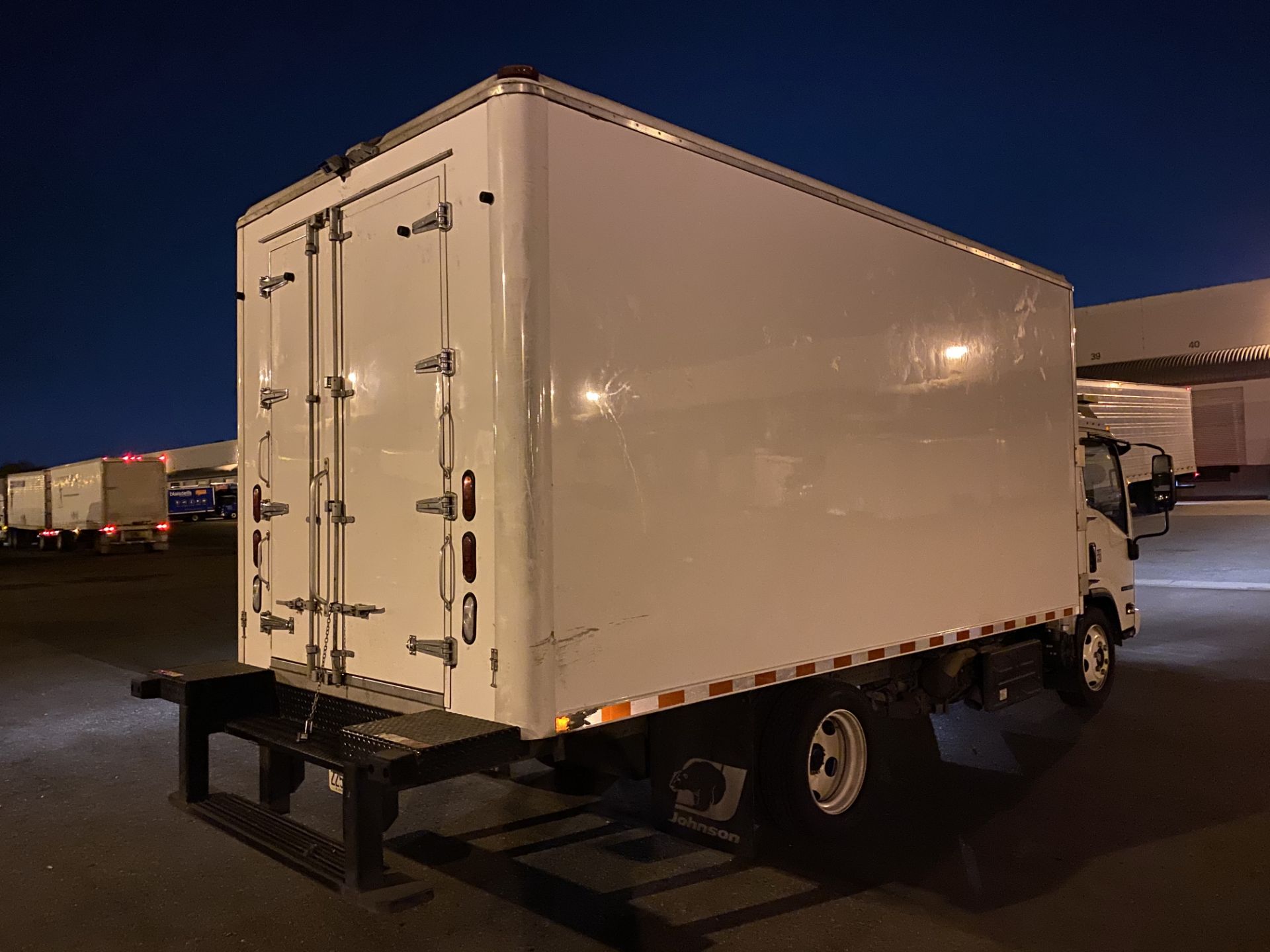 2019 Isuzu refrigerated truck - Image 3 of 7