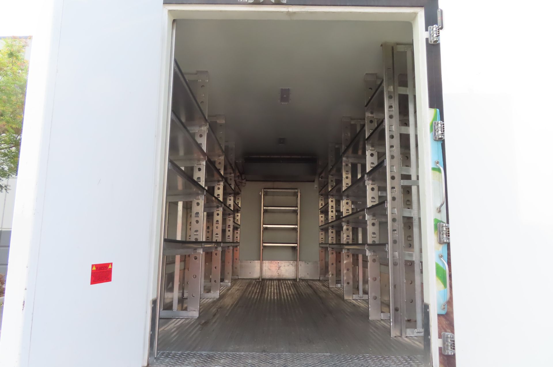 2019 Isuzu refrigerated truck - Image 5 of 10