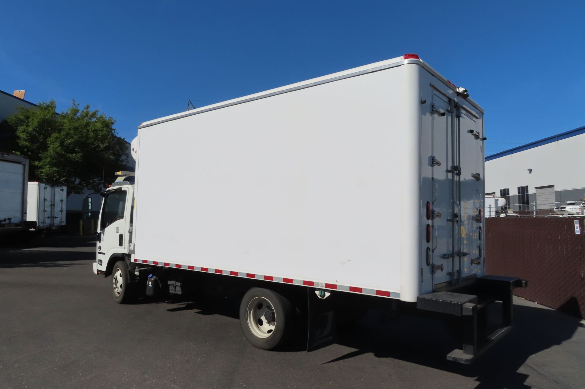 2019 Isuzu refrigerated truck - Image 4 of 10