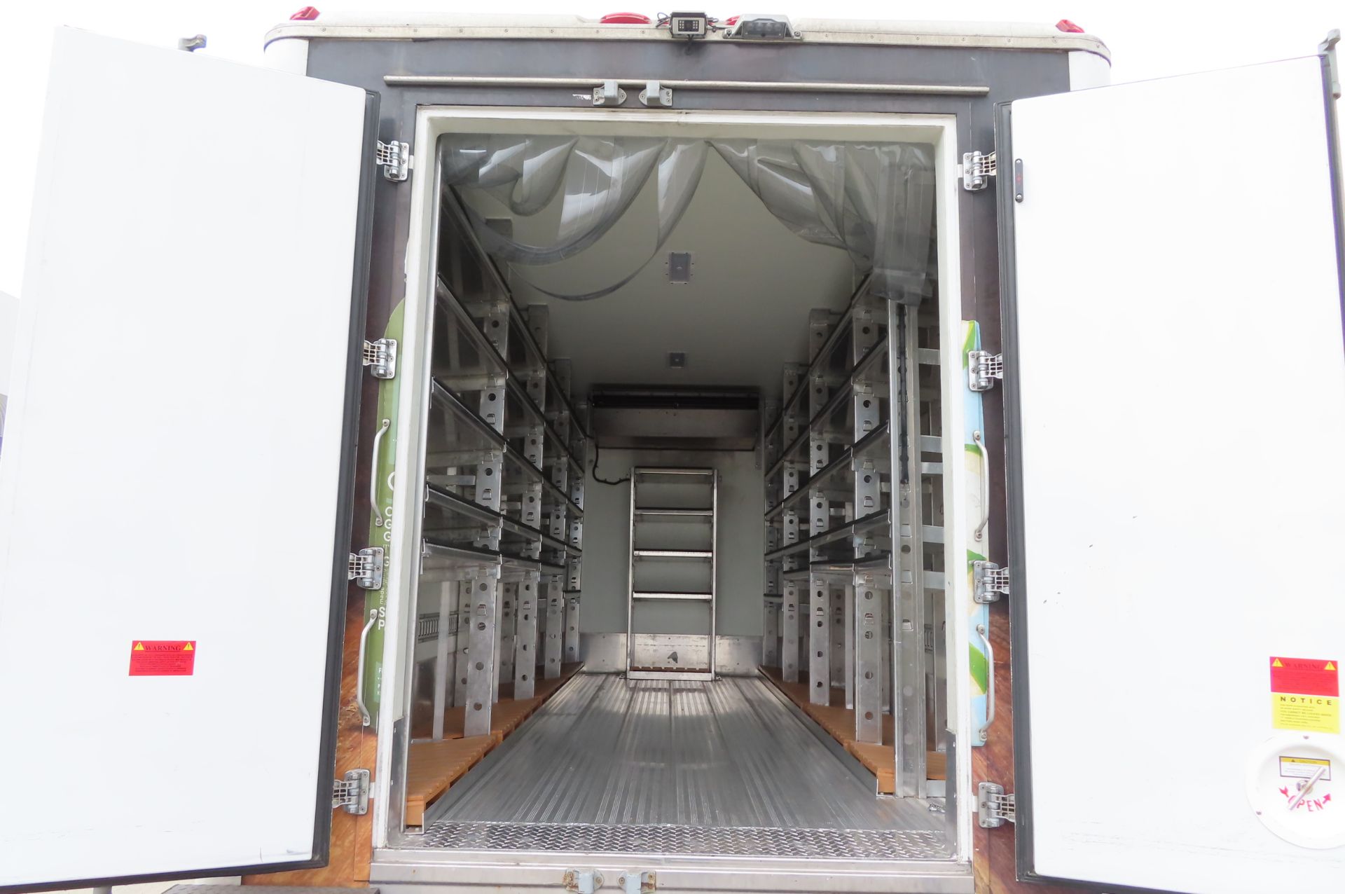 2019 Isuzu refrigerated truck - Image 5 of 7