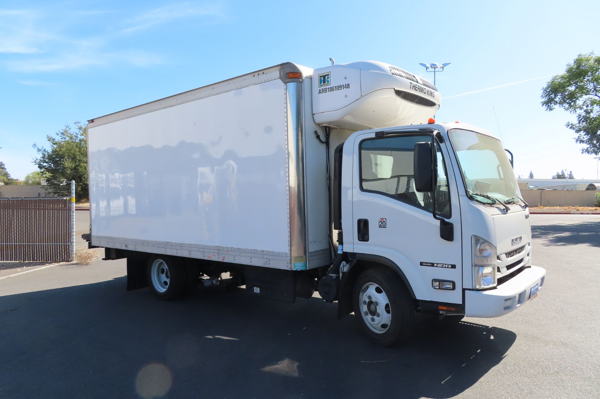 2018 Isuzu refrigerated truck - Image 2 of 10