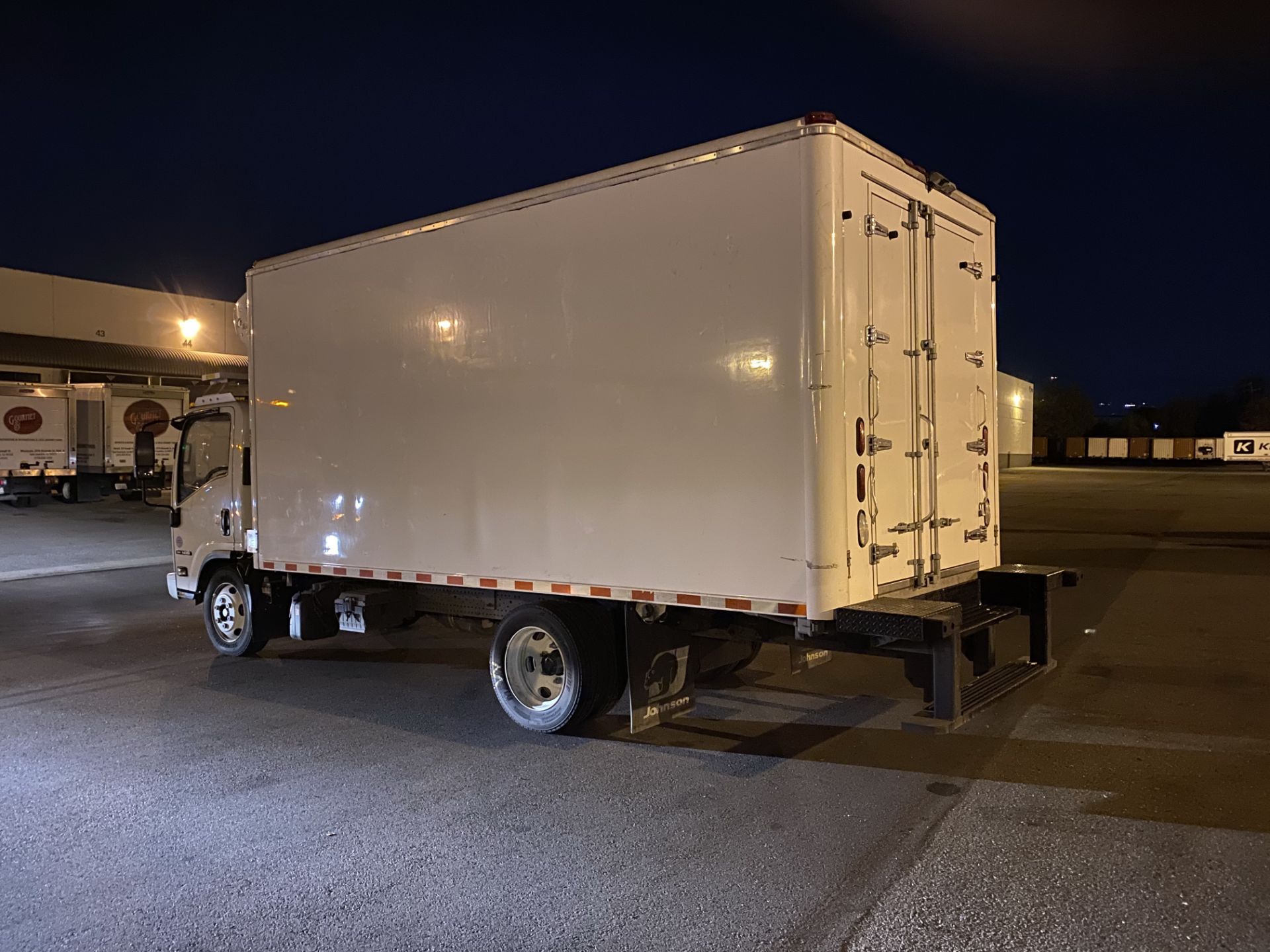 2019 Isuzu refrigerated truck - Image 2 of 9