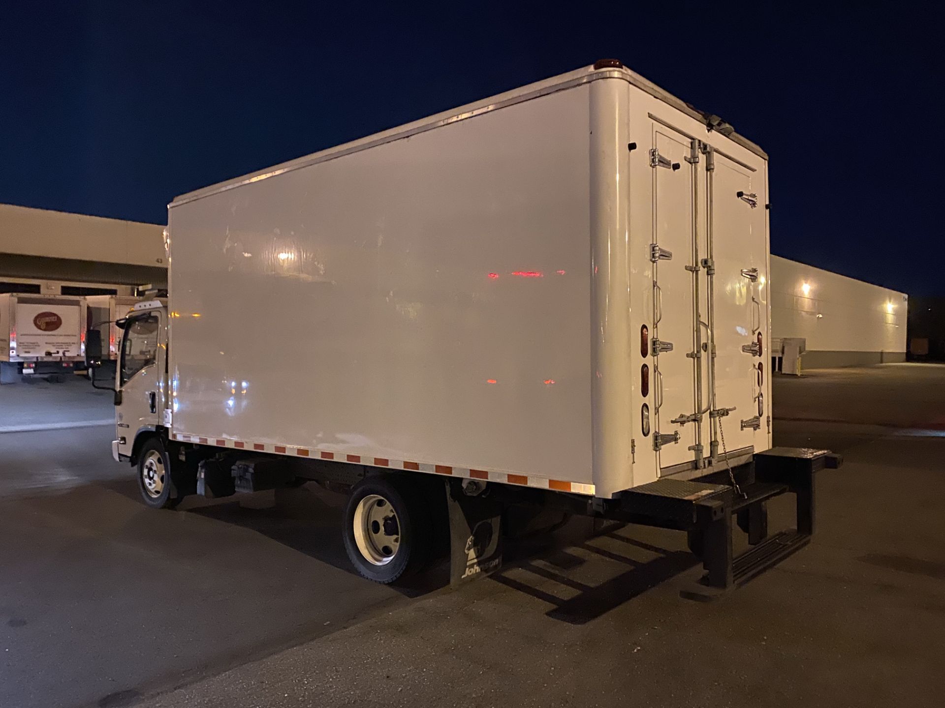 2019 Isuzu refrigerated truck - Image 2 of 7