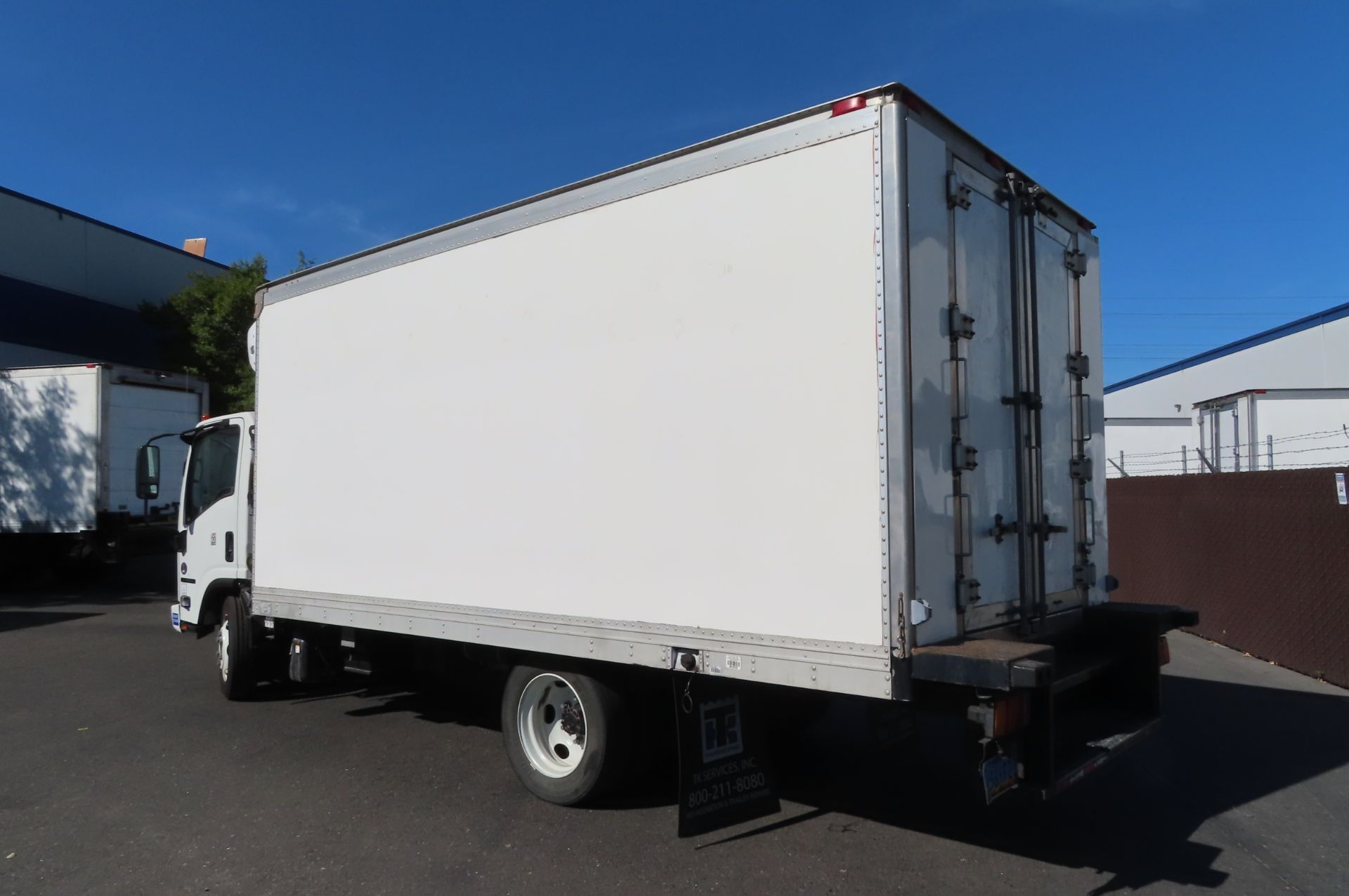 2018 Isuzu refrigerated truck - Image 4 of 10