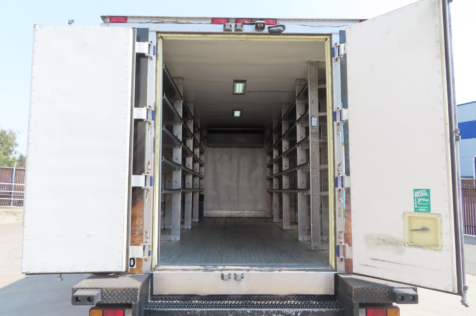 2018 Isuzu refrigerated truck - Image 5 of 10