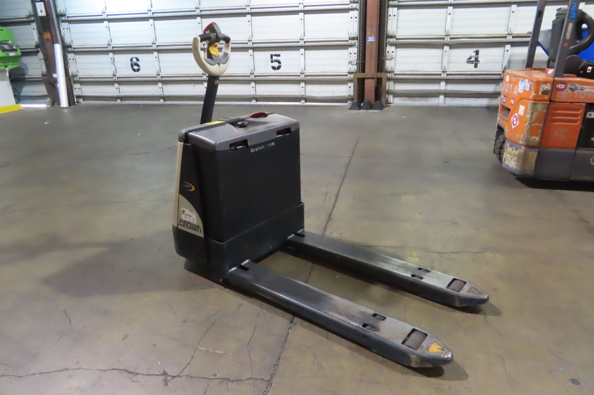Crown Electric Pallet Mover - Image 3 of 4