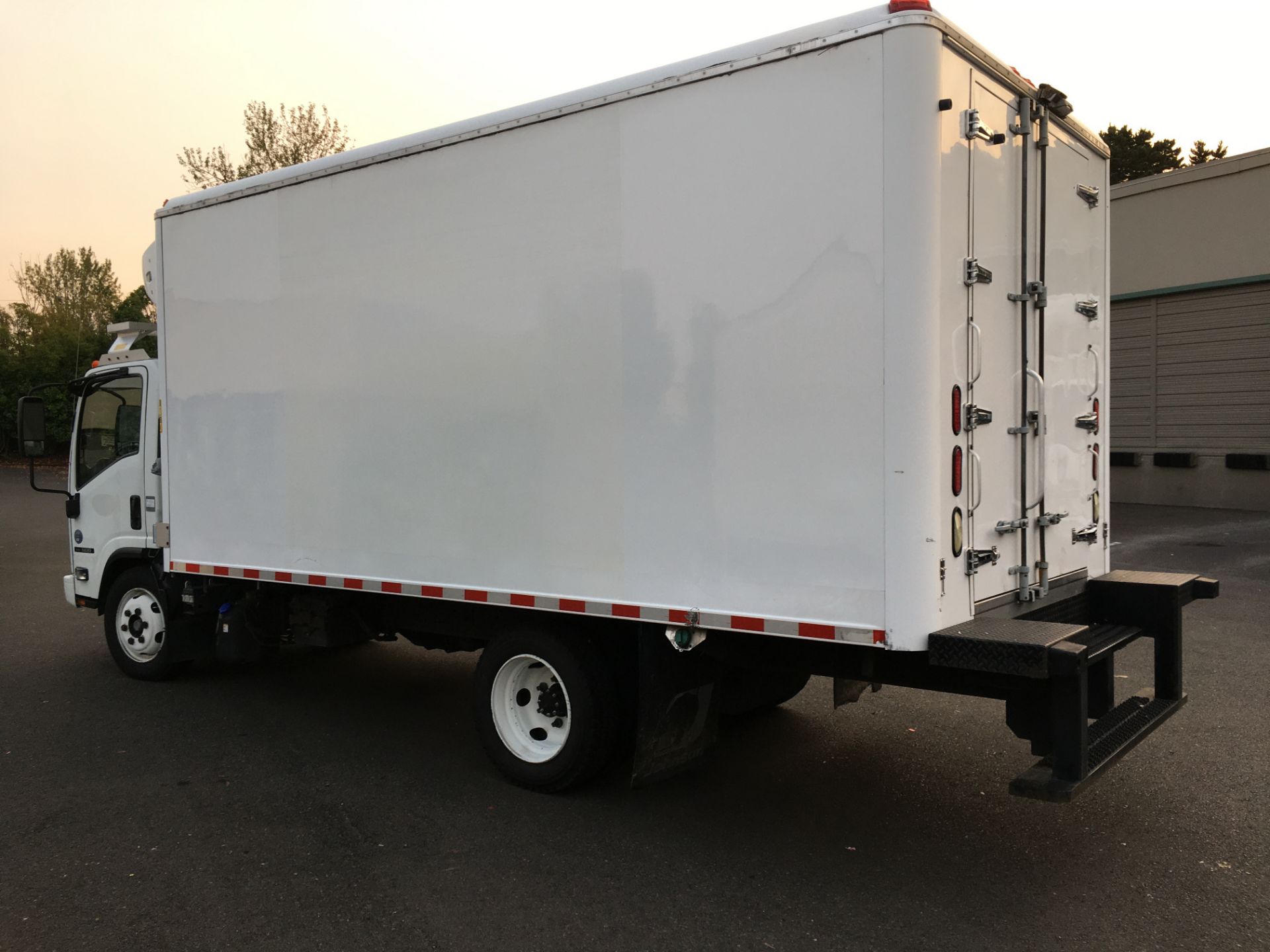 2014 Isuzu refrigerated truck - Image 4 of 5