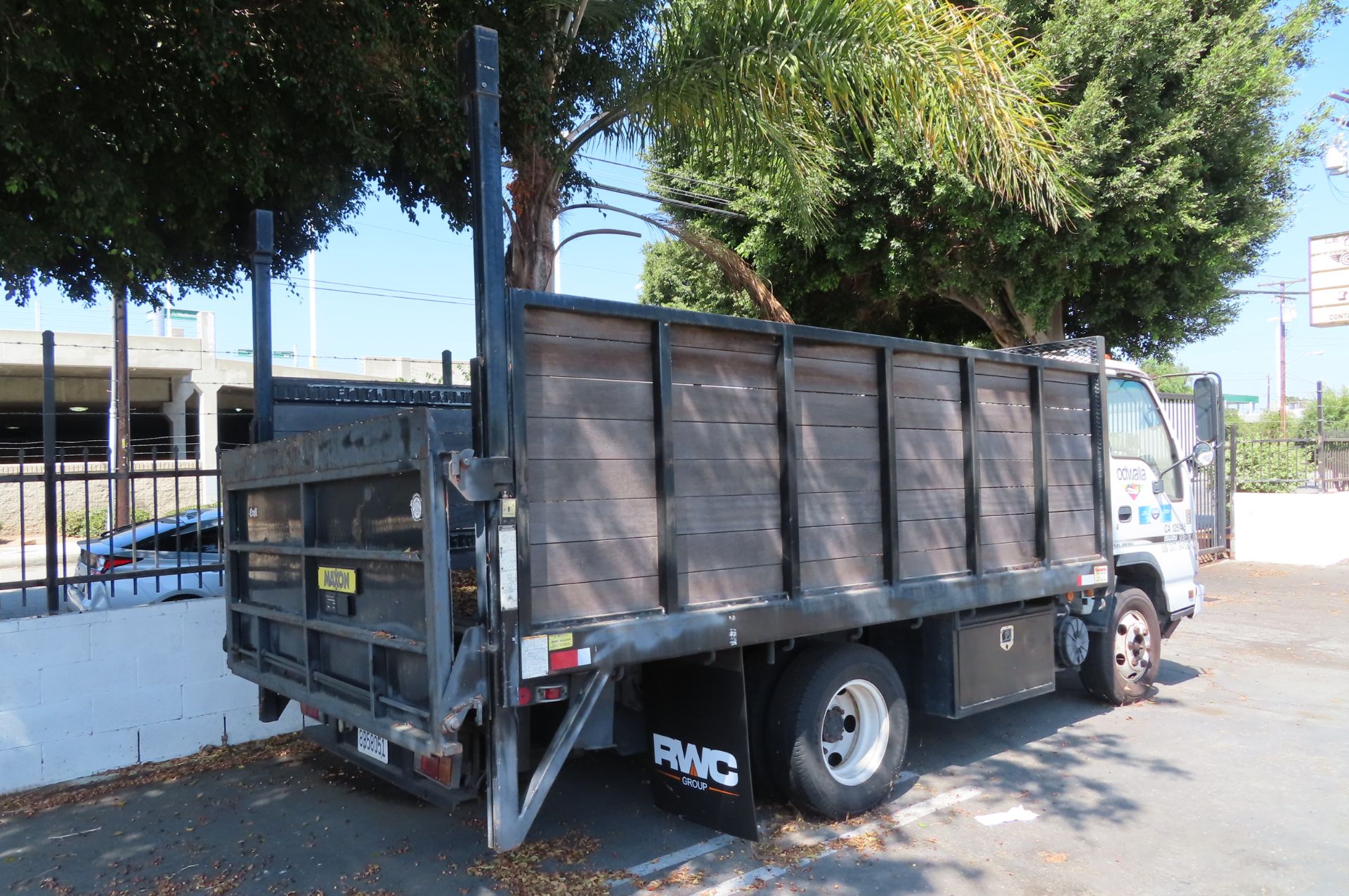 2006 Isuzu flat bed truck - Image 2 of 4