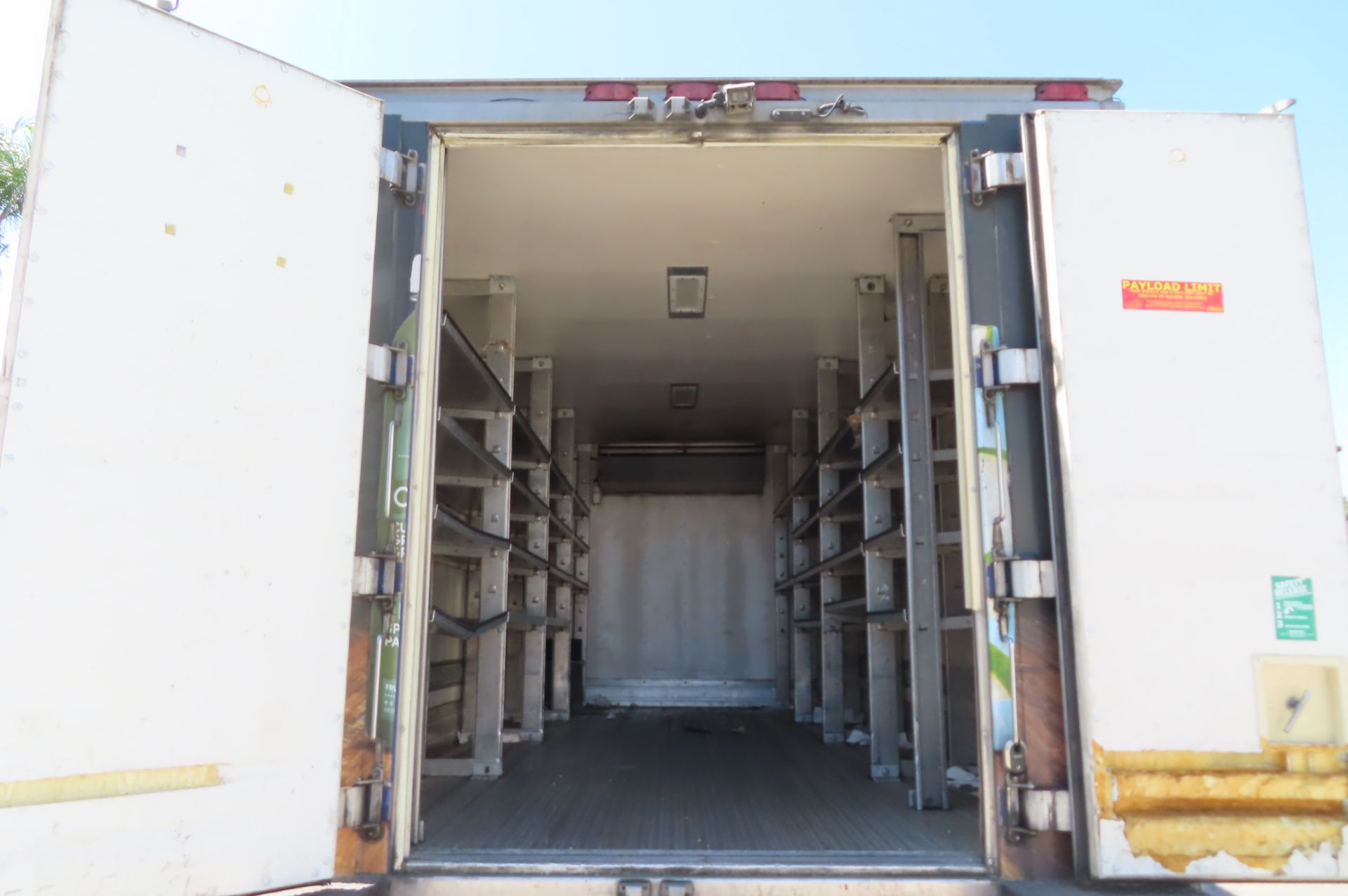 2008 Isuzu refrigerated truck - Image 6 of 12