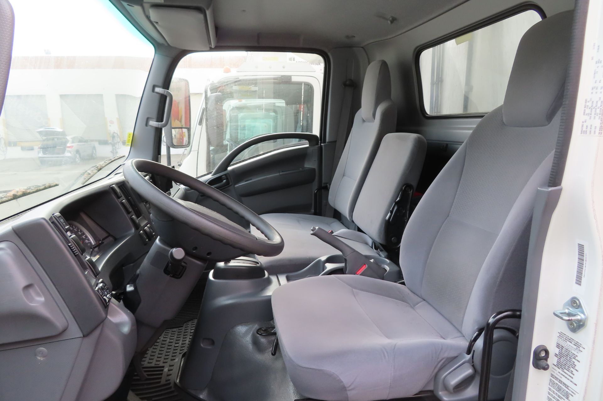 2019 Isuzu refrigerated truck - Image 9 of 10