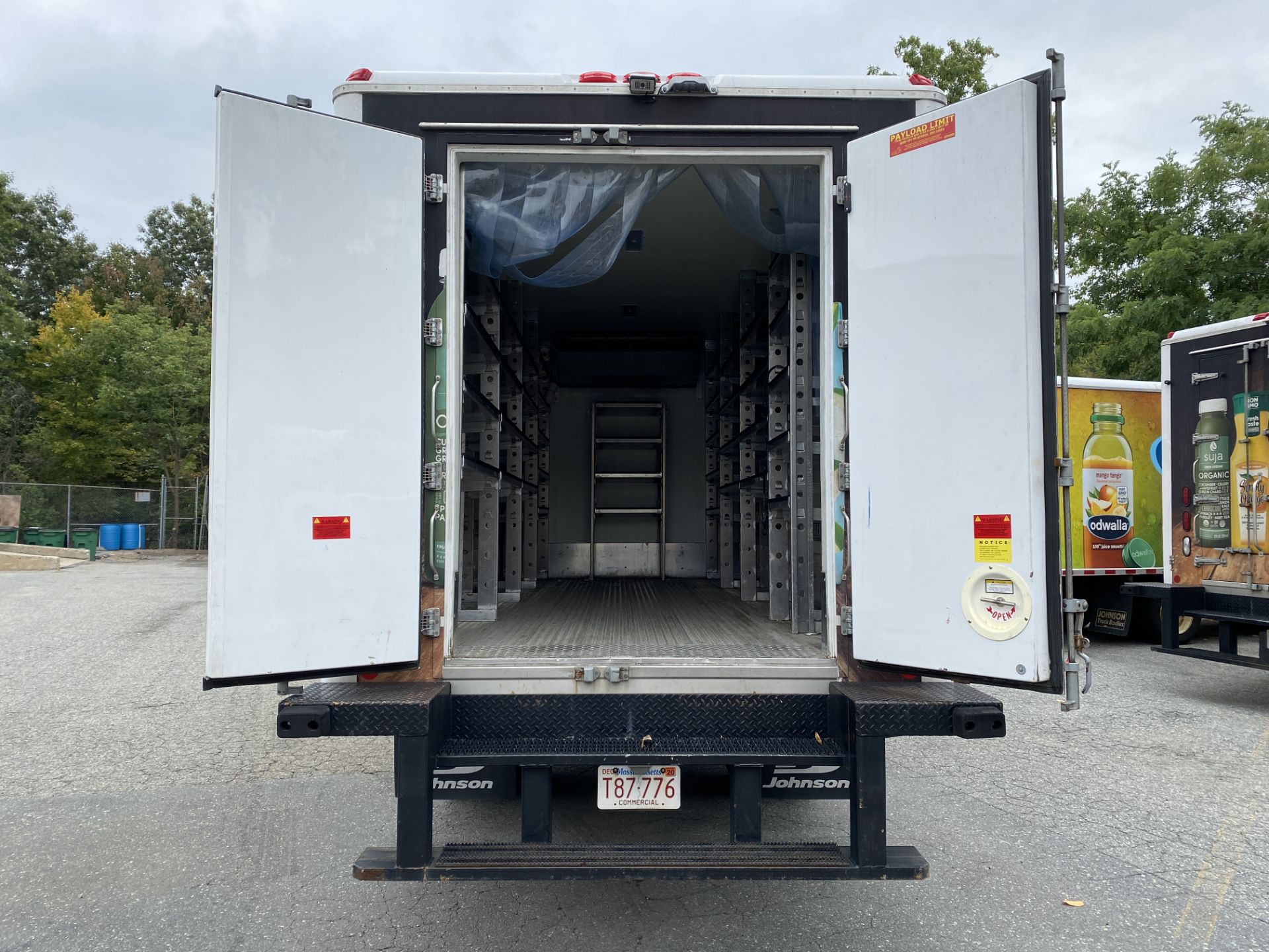 2019 Isuzu refrigerated truck - Image 5 of 9