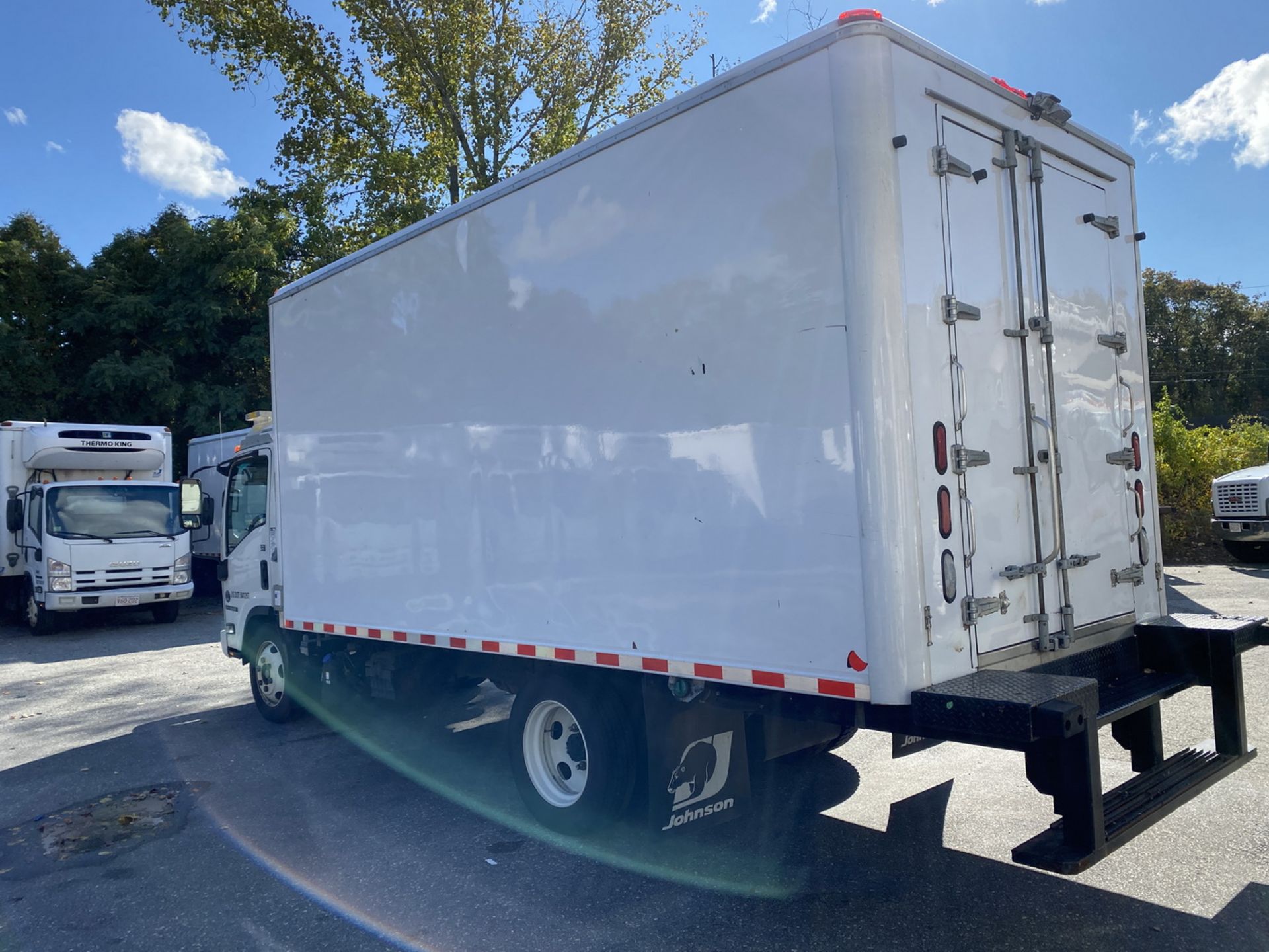 2019 Isuzu refrigerated truck - Image 4 of 9