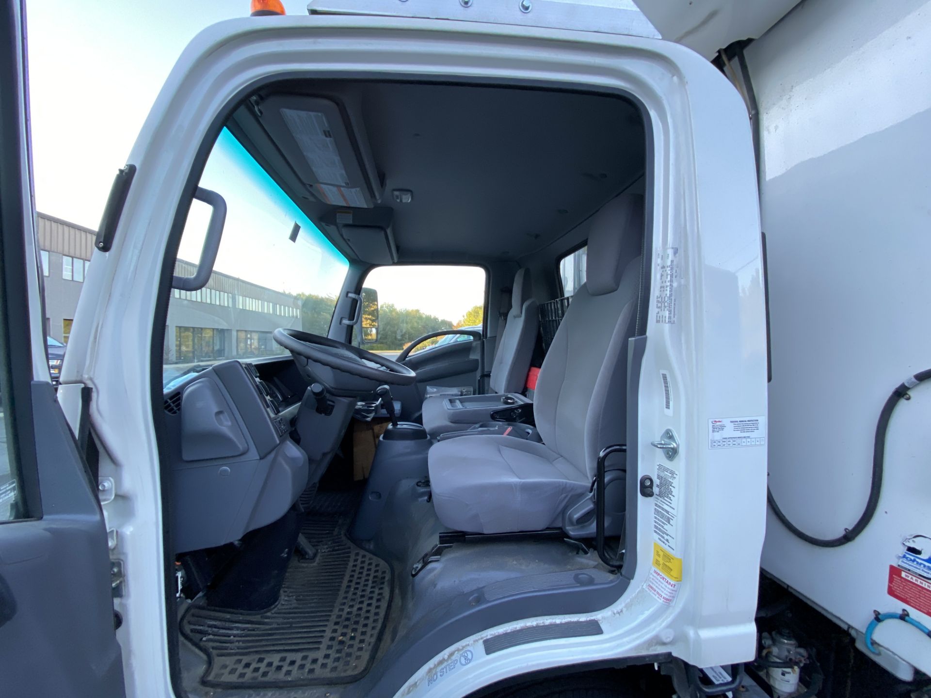 2015 Isuzu refrigerated truck - Image 7 of 8