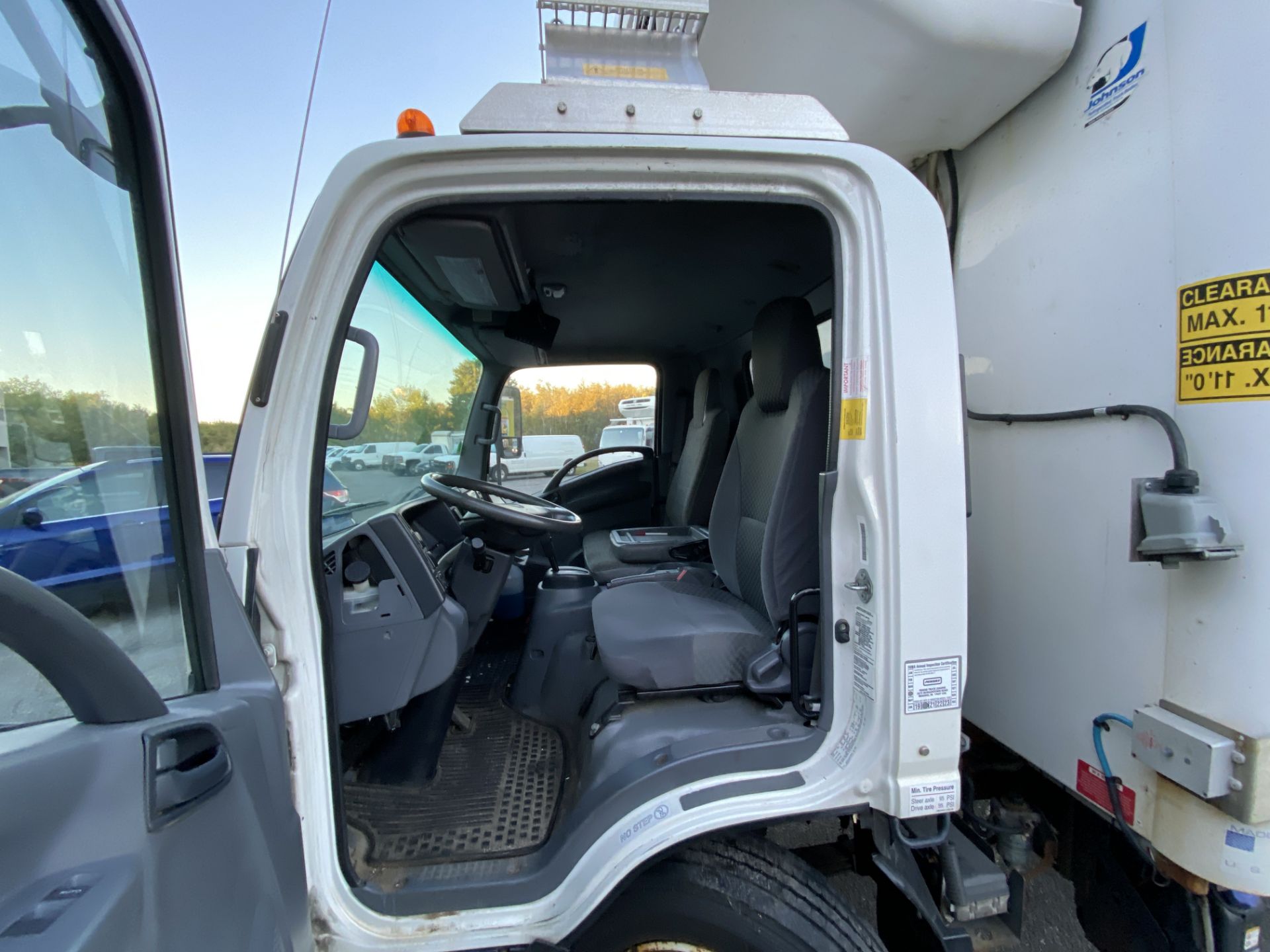 2014 Isuzu refrigerated truck - Image 6 of 7