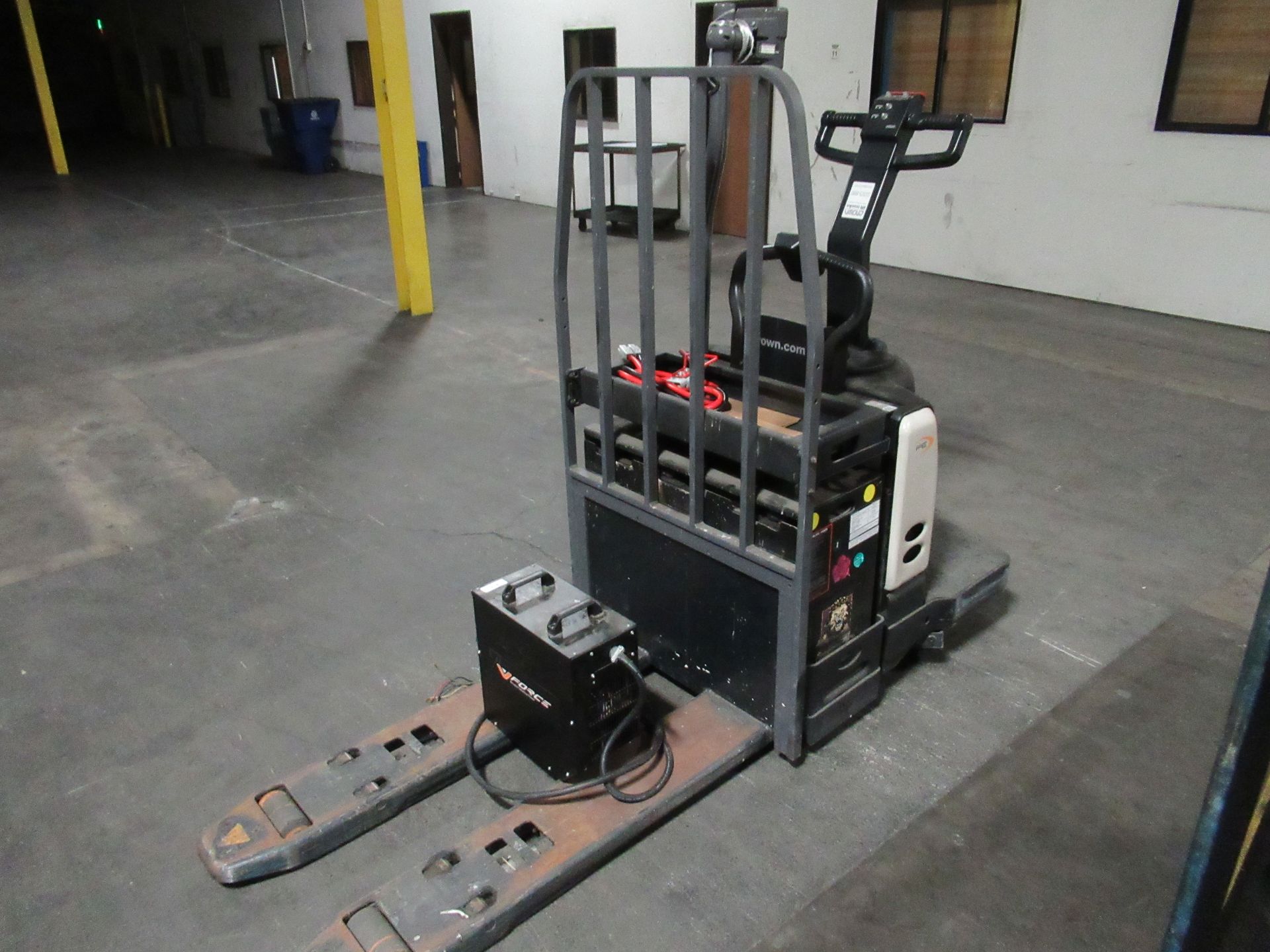 Crown Electric Pallet Mover - Image 4 of 8