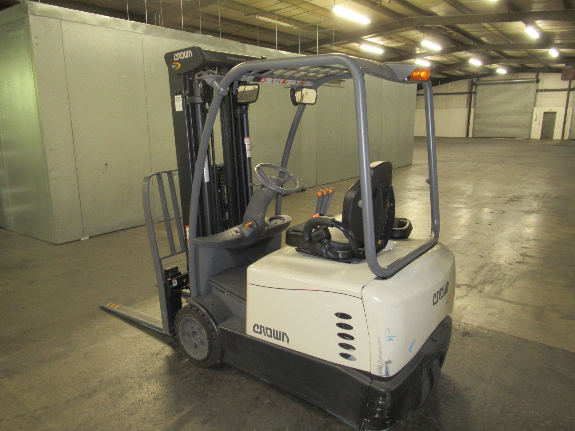 Crown Electric Forklift - Image 4 of 10