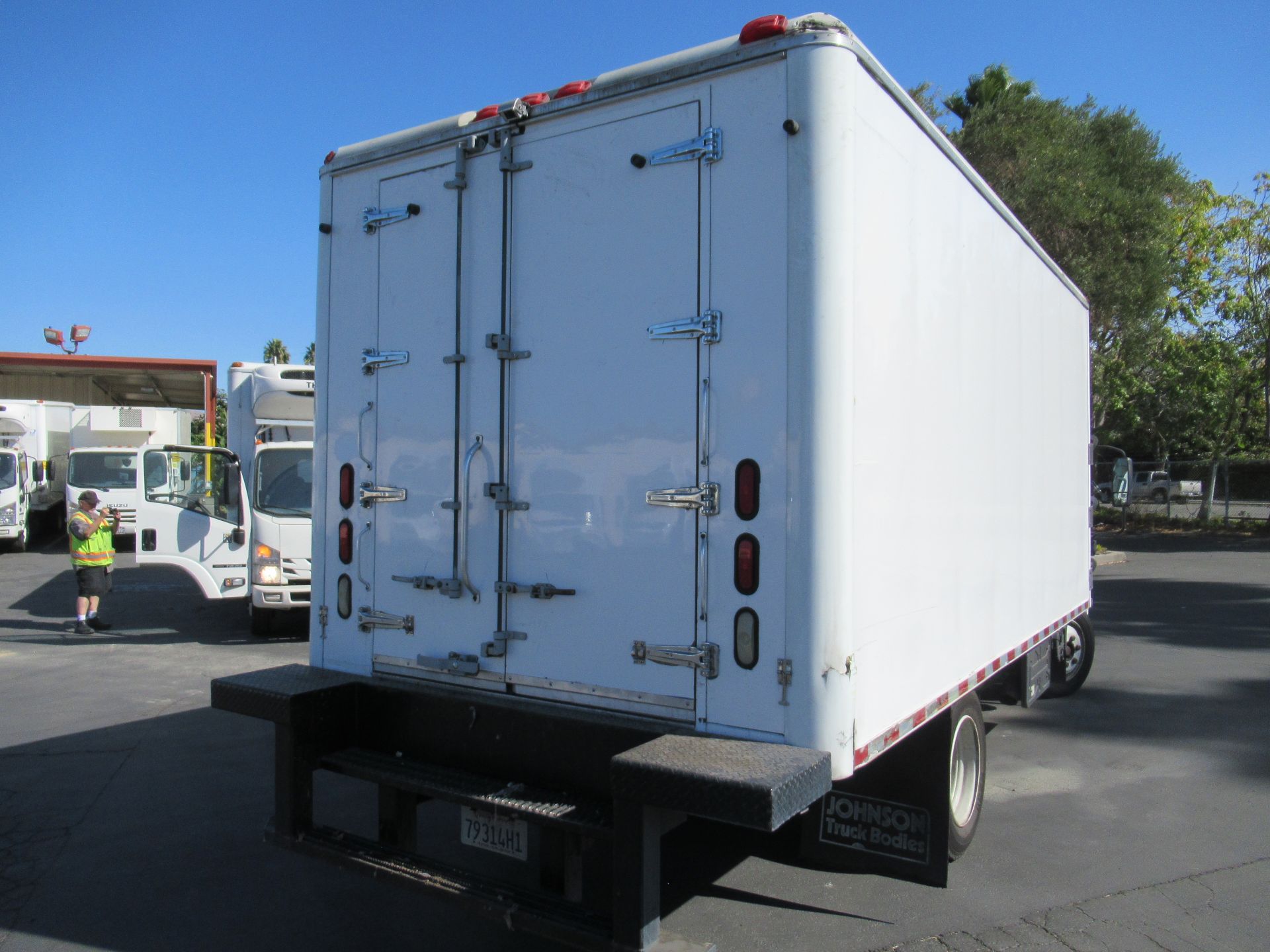 2013 Isuzu refrigerated truck - Image 5 of 10