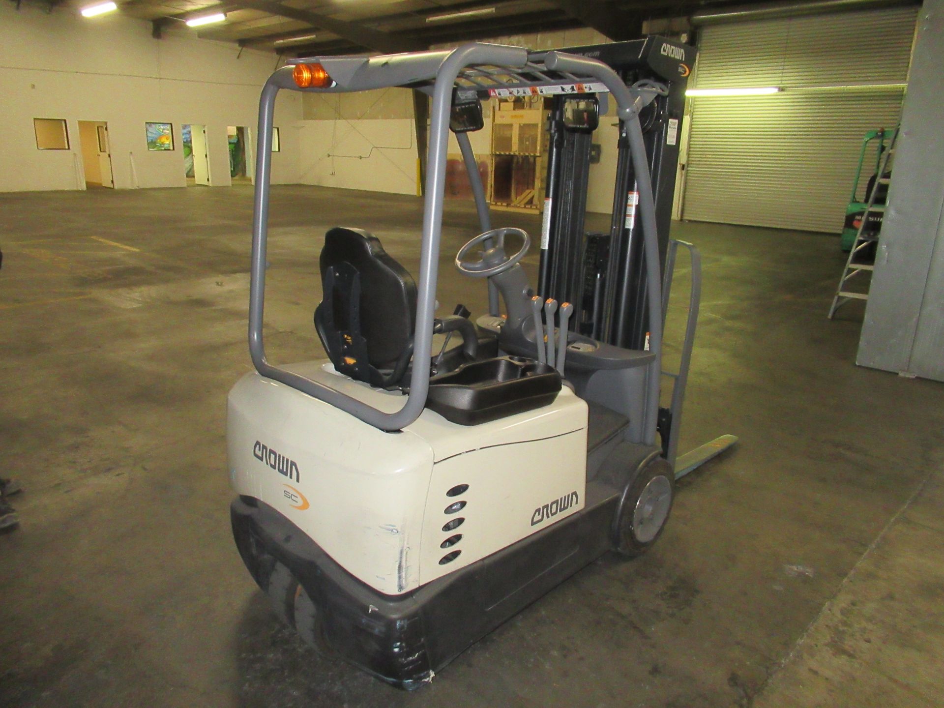 Crown Electric Forklift - Image 3 of 10