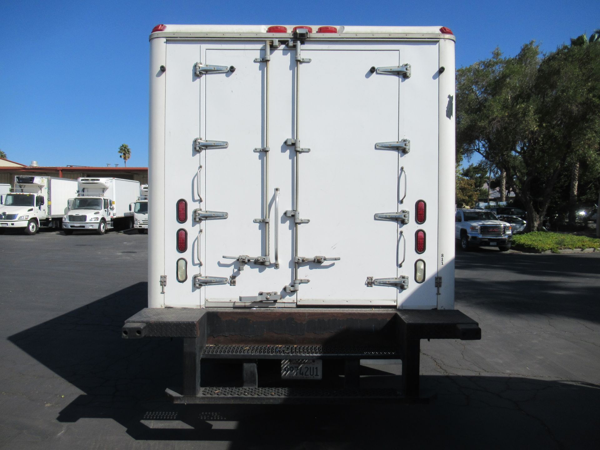 2013 Isuzu refrigerated truck - Image 5 of 10