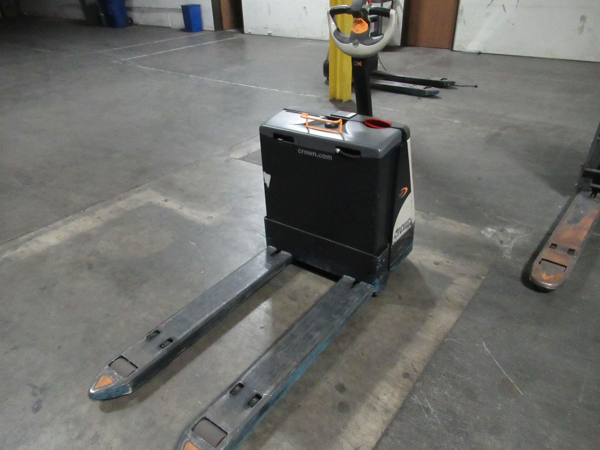 Crown Electric Pallet Mover - Image 3 of 4