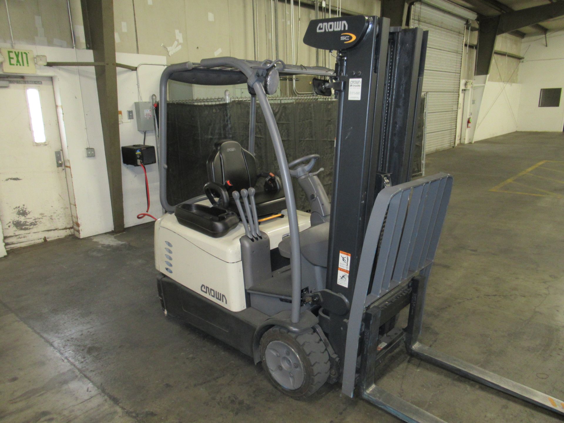 Crown Electric Forklift - Image 2 of 10