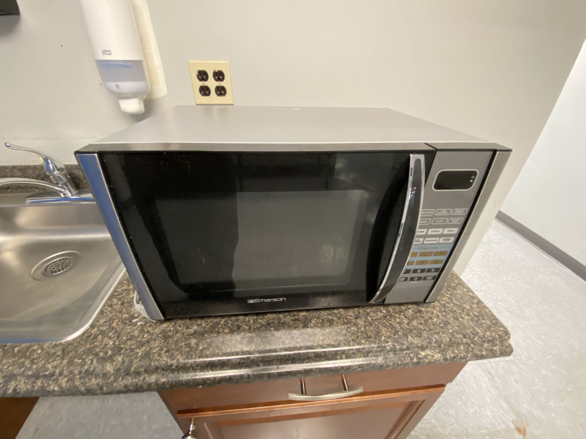 Emmerson 900W microwave
