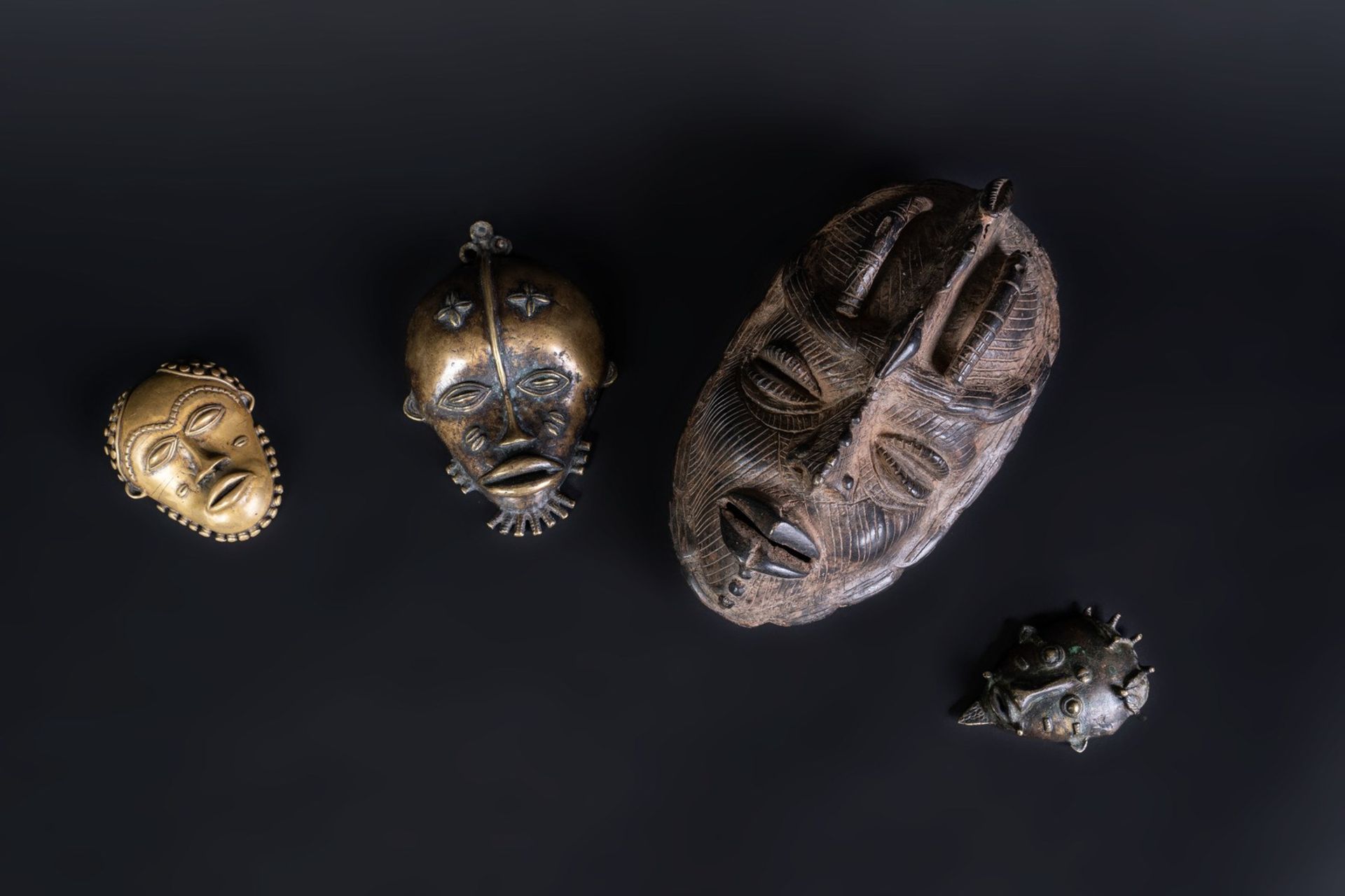 Arte africana Four metal masksSub-Saharan Africa. - Bild 7 aus 9