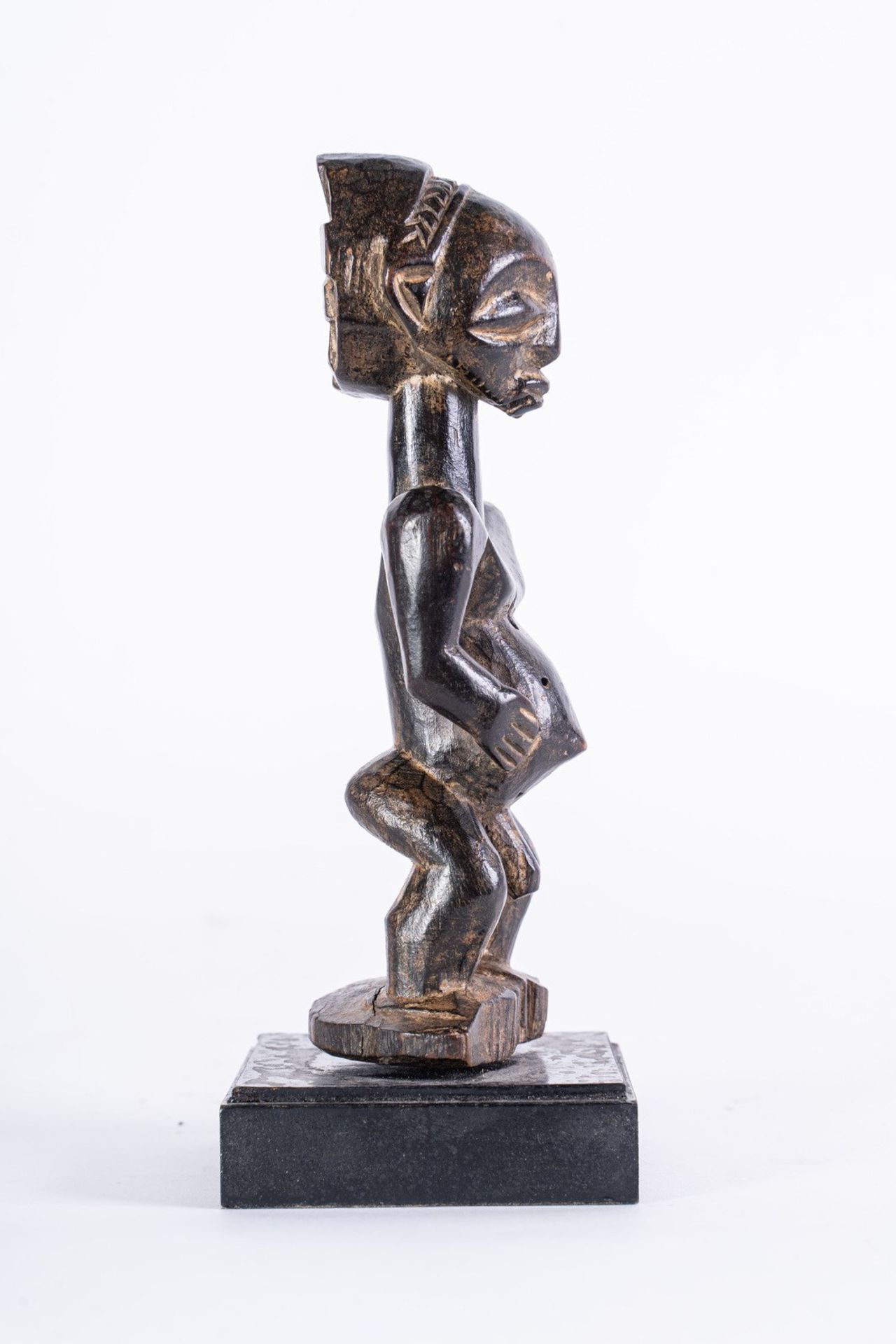 Arte africana A male figure, Luba D.R.Congo in dark patina wood. - Bild 2 aus 3