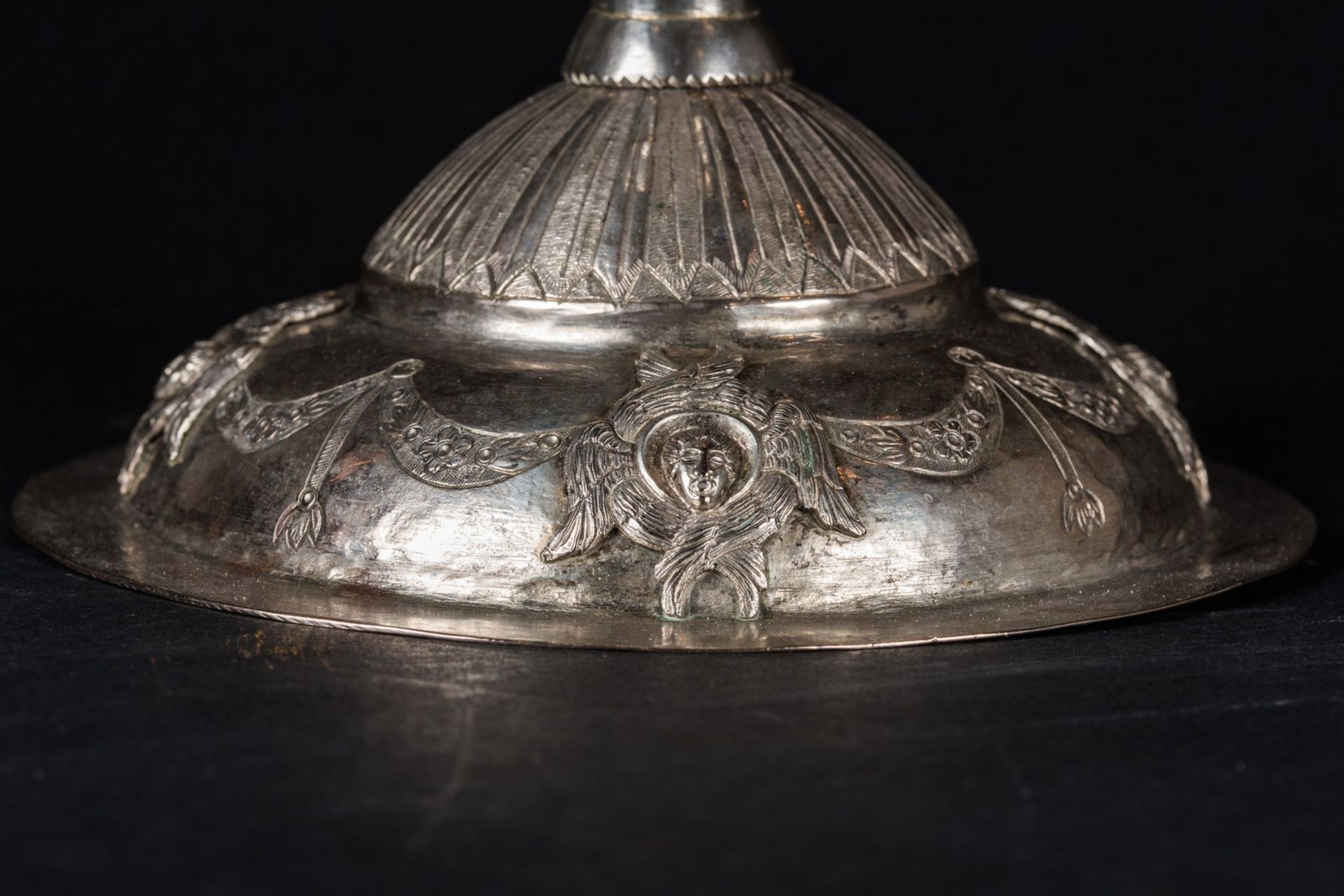 Arte Islamica A Turkish, Armenian or Greek embossed silver chalice . - Bild 2 aus 3