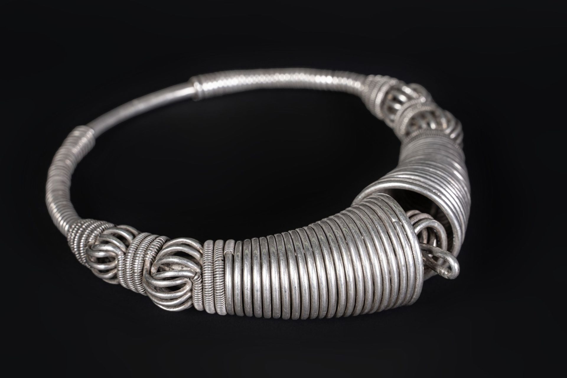 Arte Indiana A "spring type" silver necklace India, Gujarat, 19th-20th century . - Bild 2 aus 2