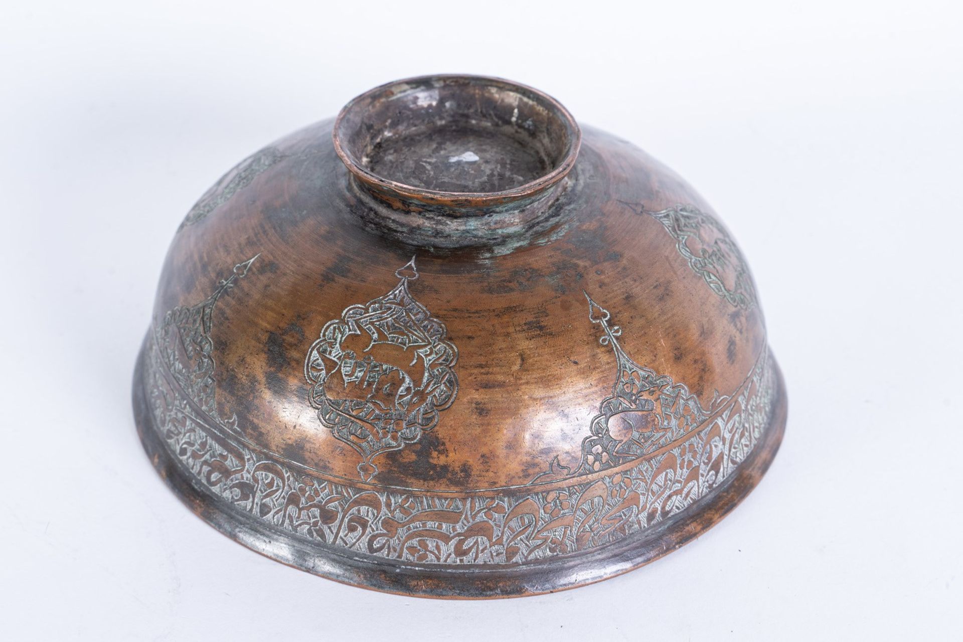 Arte Islamica A Safavid tinned copper bowl . - Bild 3 aus 3