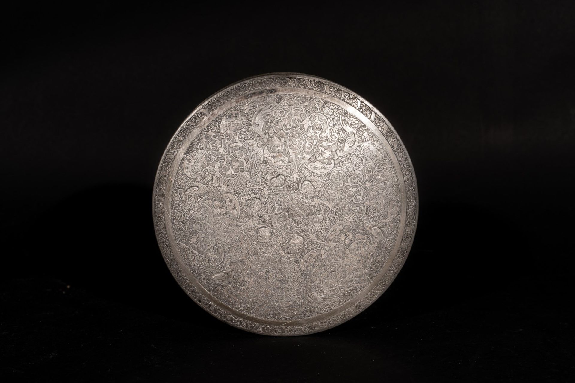 Arte Islamica A round lidded silver box decorated with interlaced arabesquesPersia, 19th century . - Bild 3 aus 5