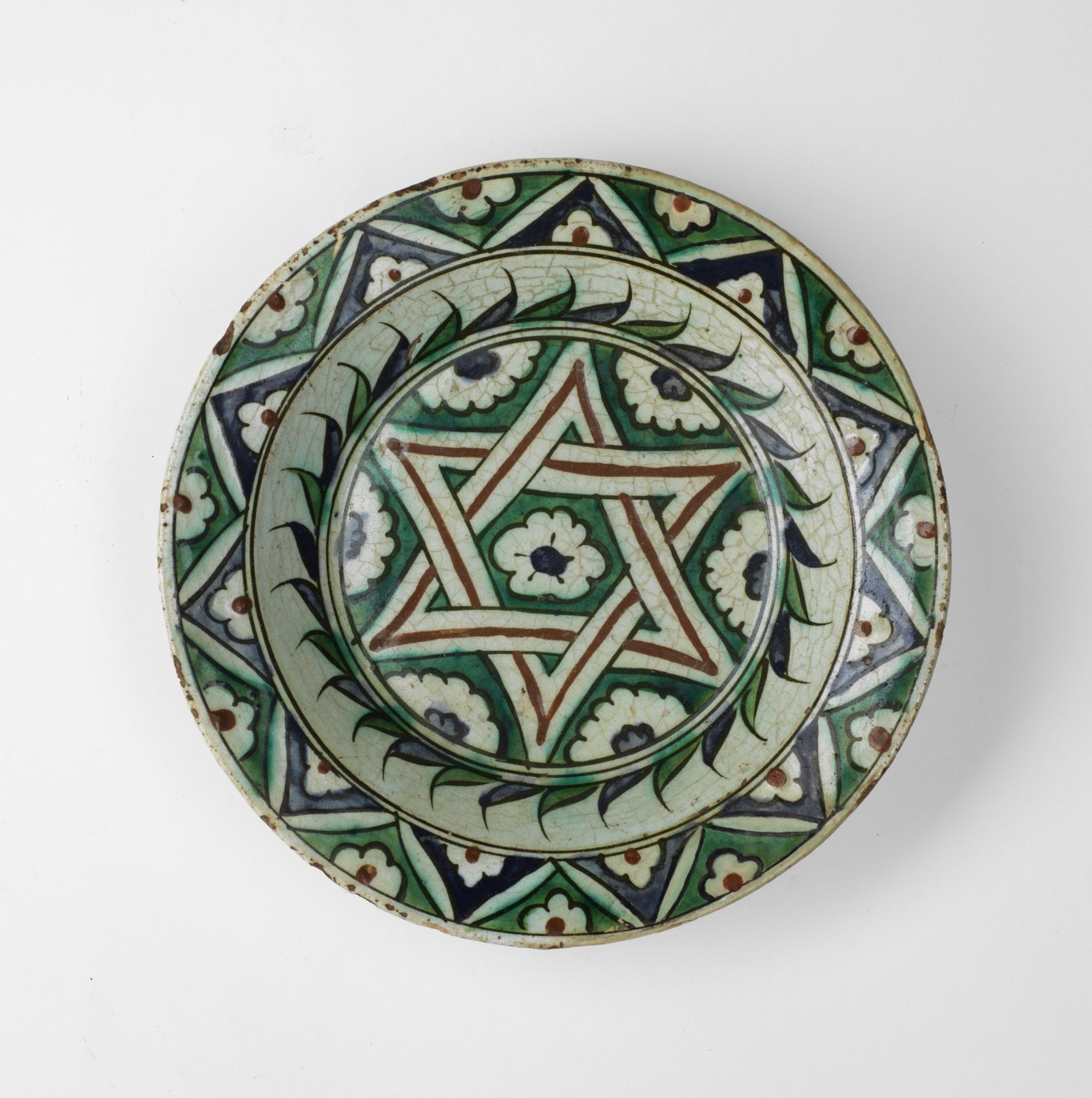 Arte Islamica A rare Iznik dish painted with a central star Ottoman Turkey, 17th century .