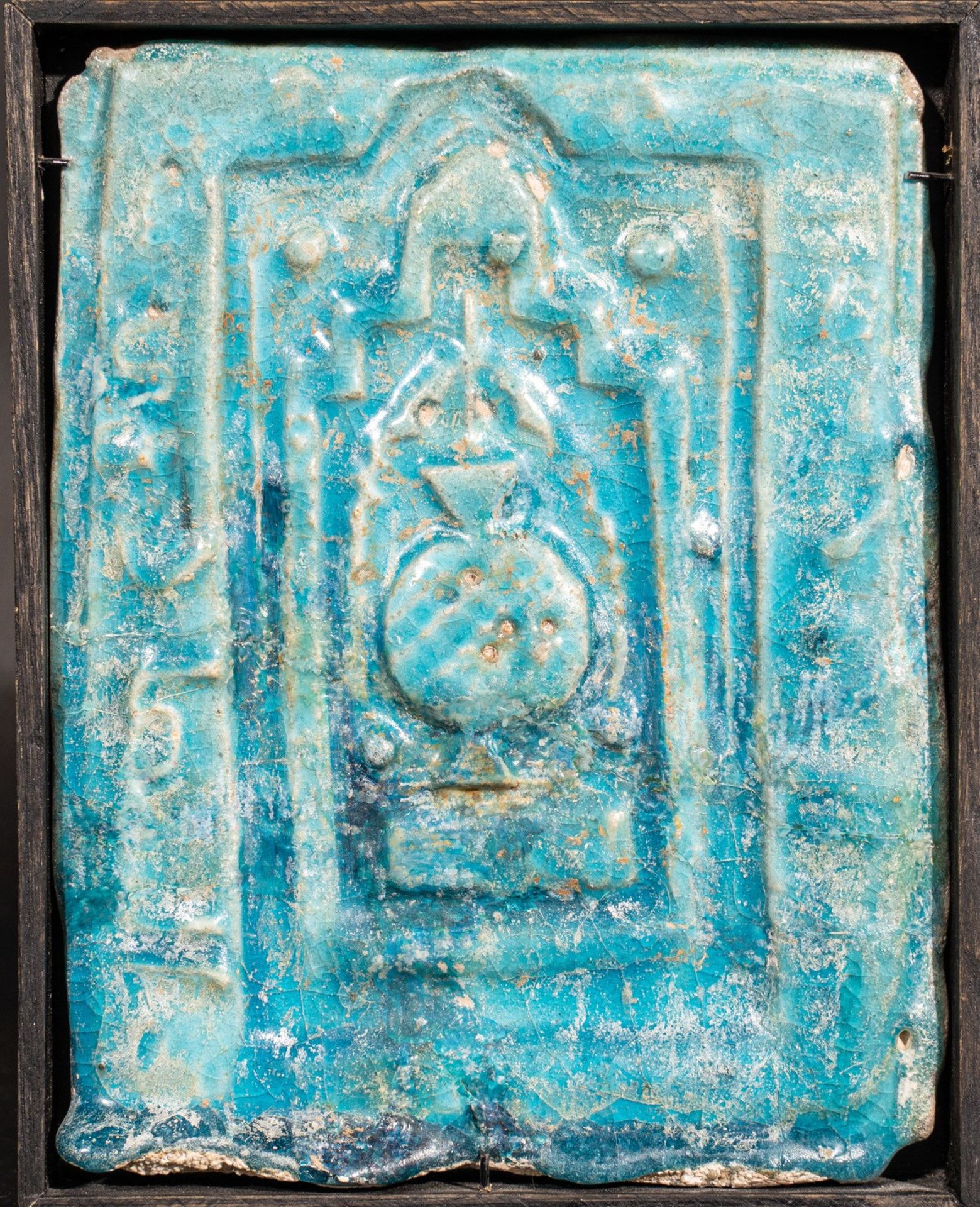 Arte Islamica A turquoise glazed Kashan moulded mihrab tile Iran, 12th - 13th century .