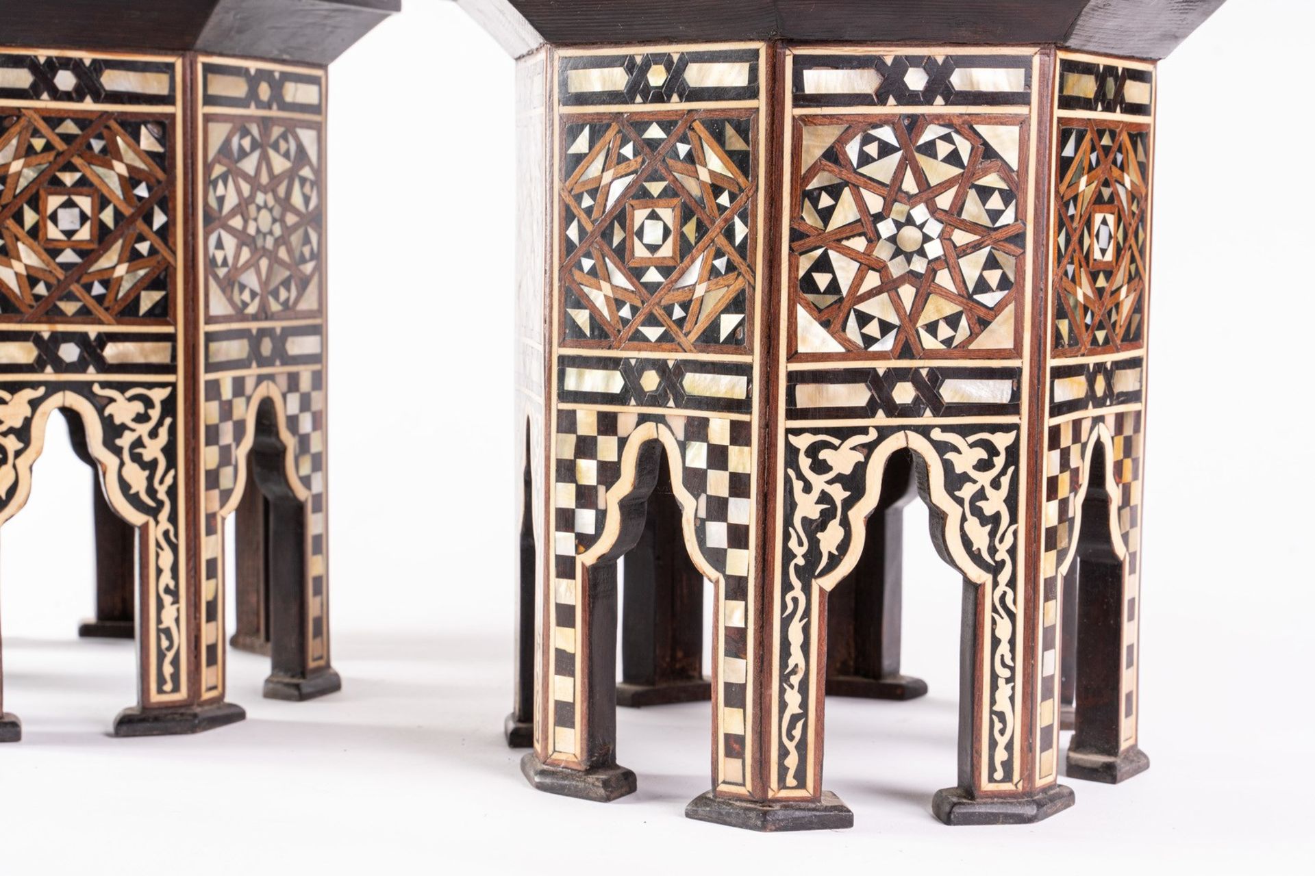 Arte Islamica A pair of wooden coffee tables inlaid. - Bild 10 aus 10