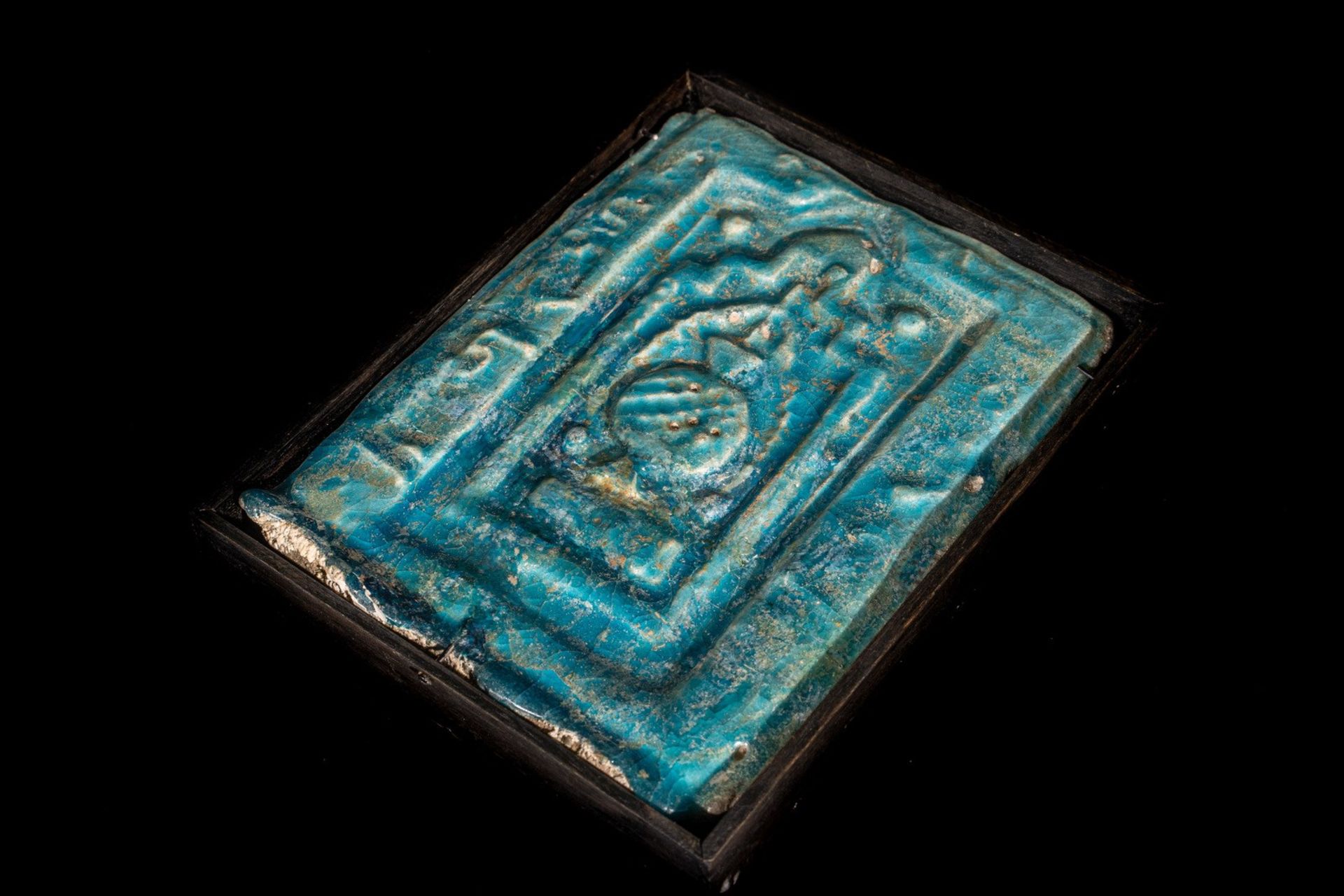 Arte Islamica A turquoise glazed Kashan moulded mihrab tile Iran, 12th - 13th century . - Bild 3 aus 3